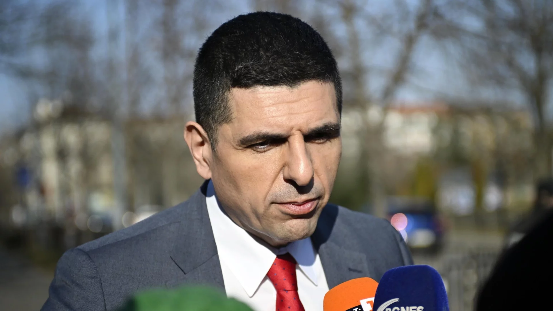 След съгласието да прати "представители": Мирчев захапа Борисов да не се крие под радара при лебедите, а да дойде на дебат