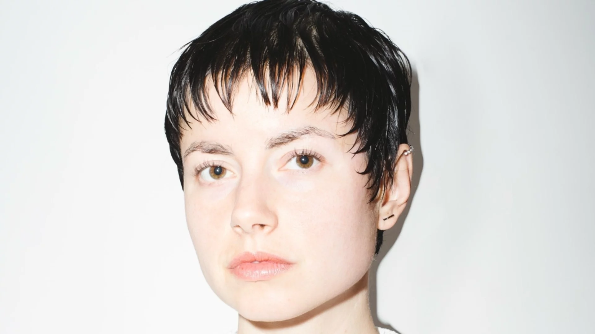 Виолина Доцева представя "ГОРДОСТТА" - първи сингъл от дебютния ѝ албум "СИЛА" (ВИДЕО)