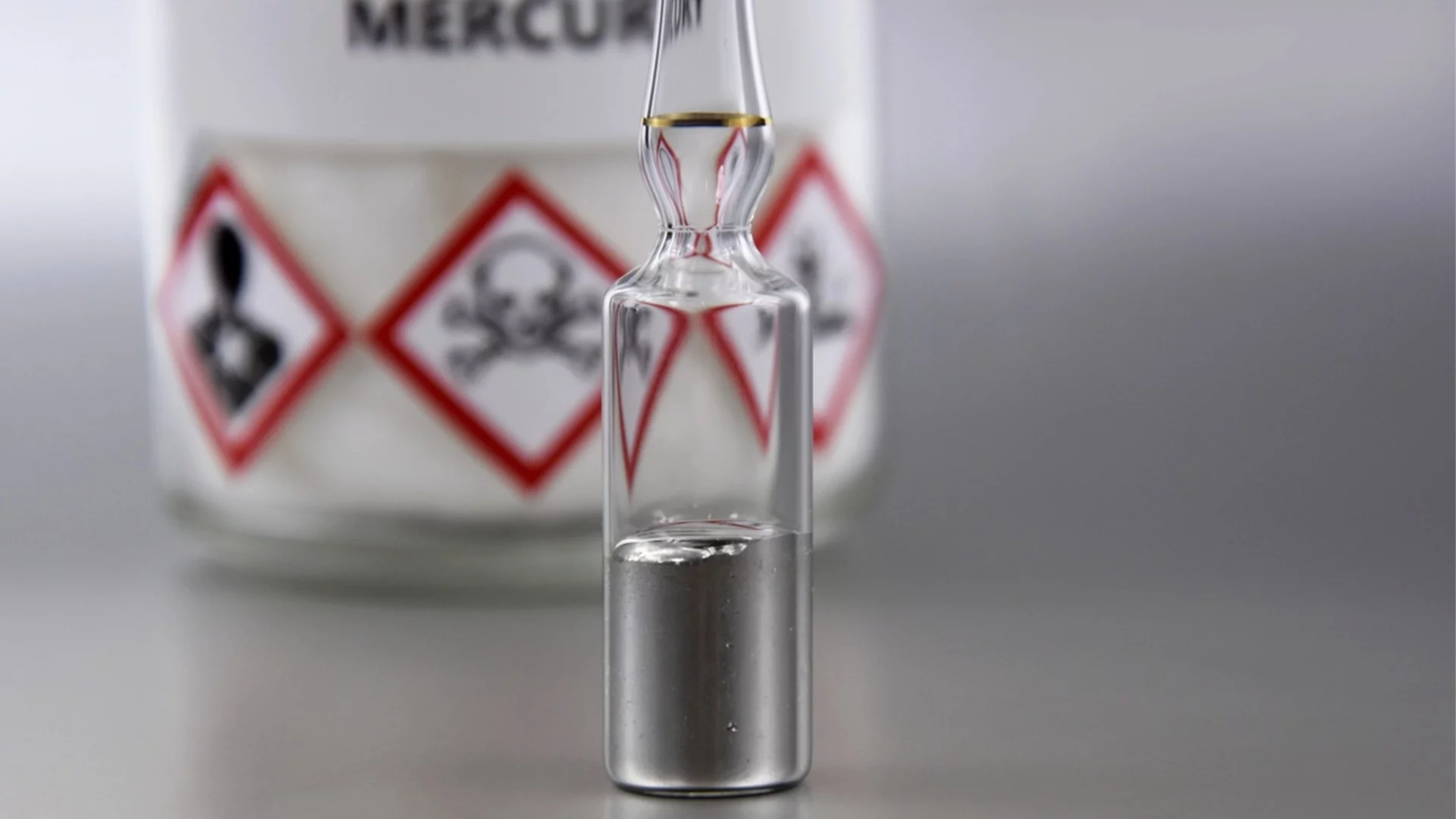 Куриозно и опасно: Мъж намери 1,5 кг живак и три дни търси институция, която да го вземе