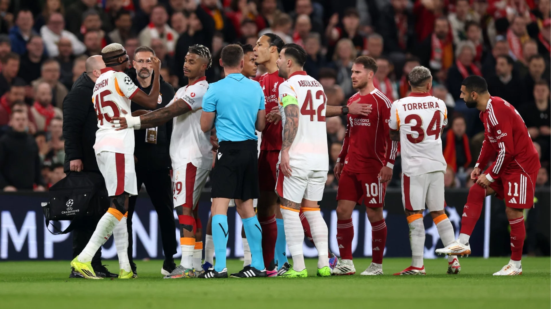 Счупена ръка и полуампутиран палец: двама футболисти са се осакатили в Ливърпул