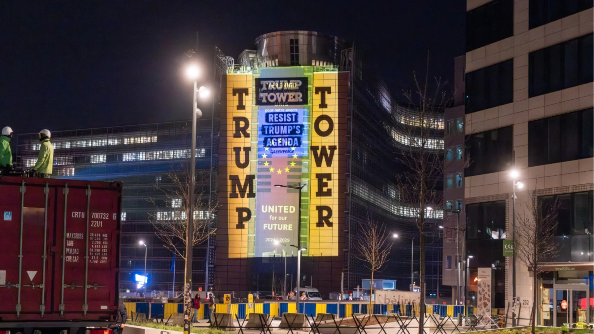 "Грийнпийс" преобрази Европейската комисия в Тръмп Тауър с послание "да се опълчим" на един автократ