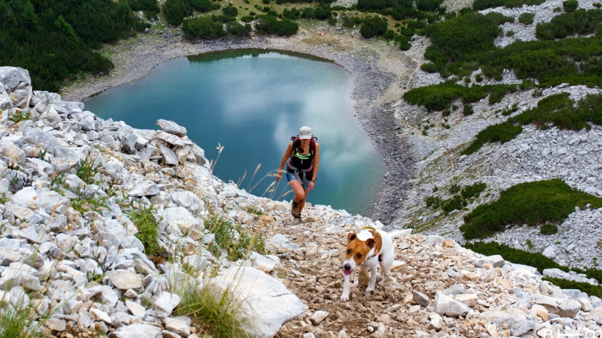 Без договор се самонастаняват: След вадене на меч и пистолет проблемът с хижите в България пак ескалира