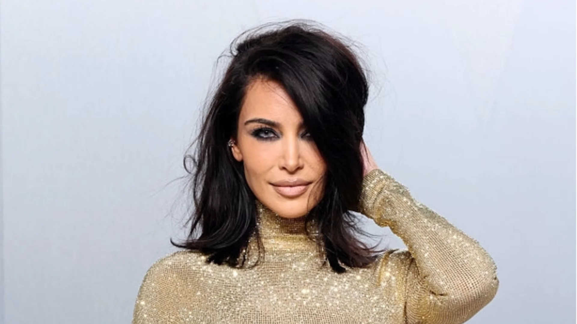 Токчетата не прощават: Ким Кардашиян се търкулна в храстите, облечена в "злато" (ВИДЕО)