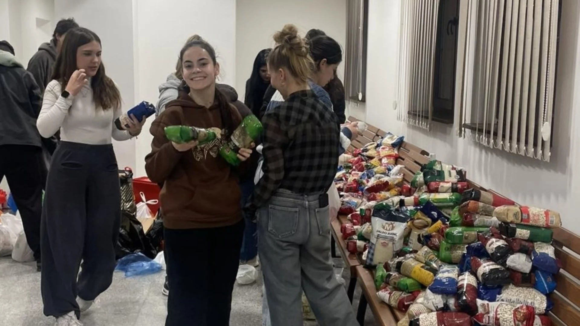 Близо 1 тон хранителни продукти събраха младежи от Стара Загора в кампанията "Дари, за да зарадваш"