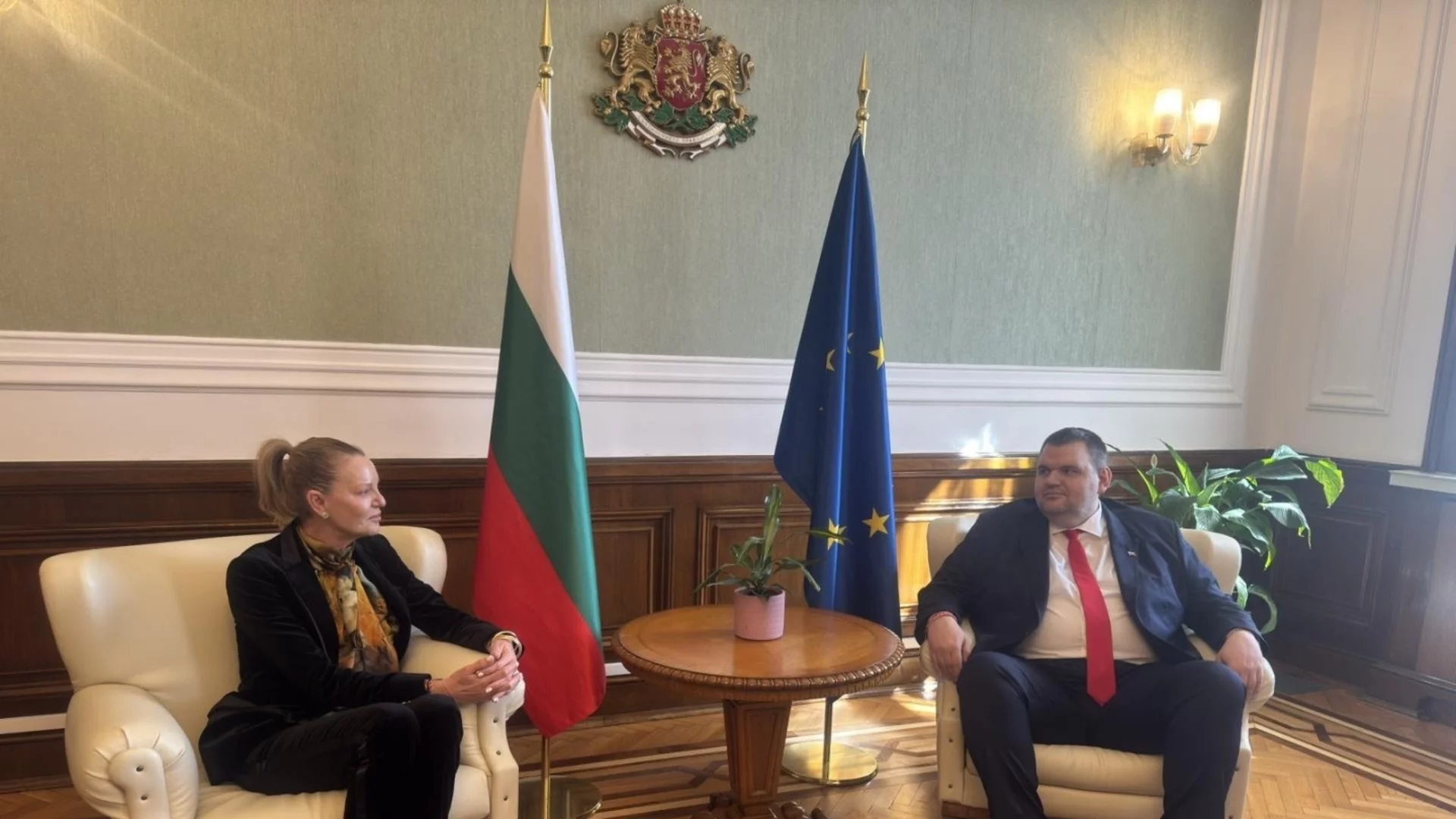 Разкритие: Стефка Костадинова не е напуснала напълно БОК, за да отиде при Пеевски