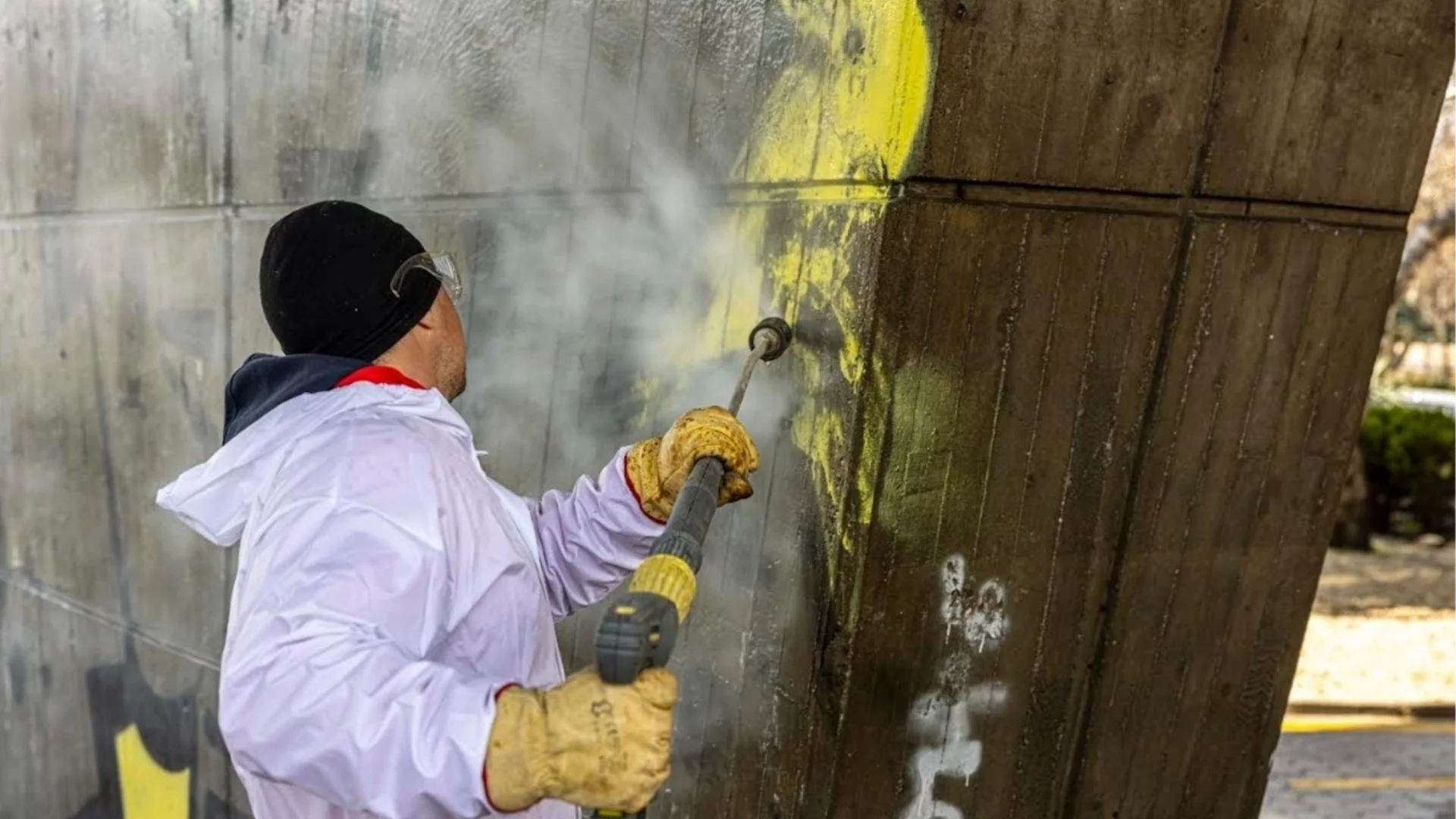 Акция в София: Почистват графити от фасади и обществени места