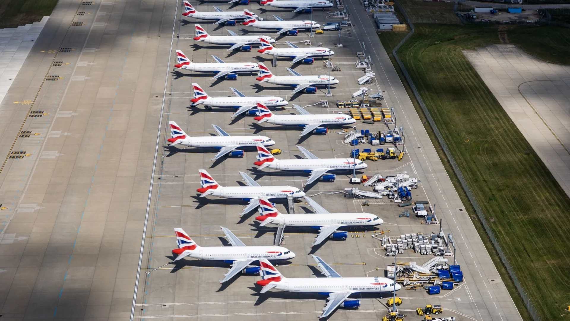 Край с полетите: Авиокомпаниите имат гориво до следващия месец