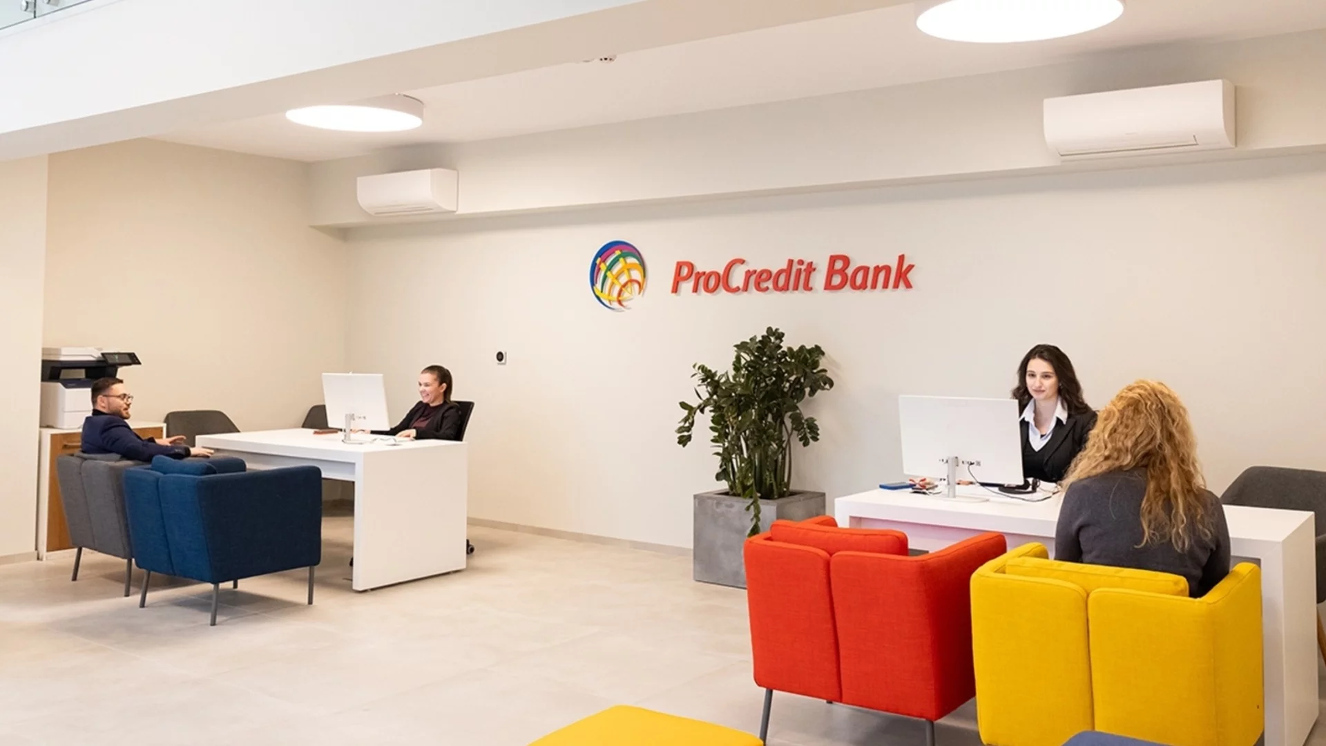 Финансовите избори стават по-ясни с ПроКредит Банк в Парадайс център