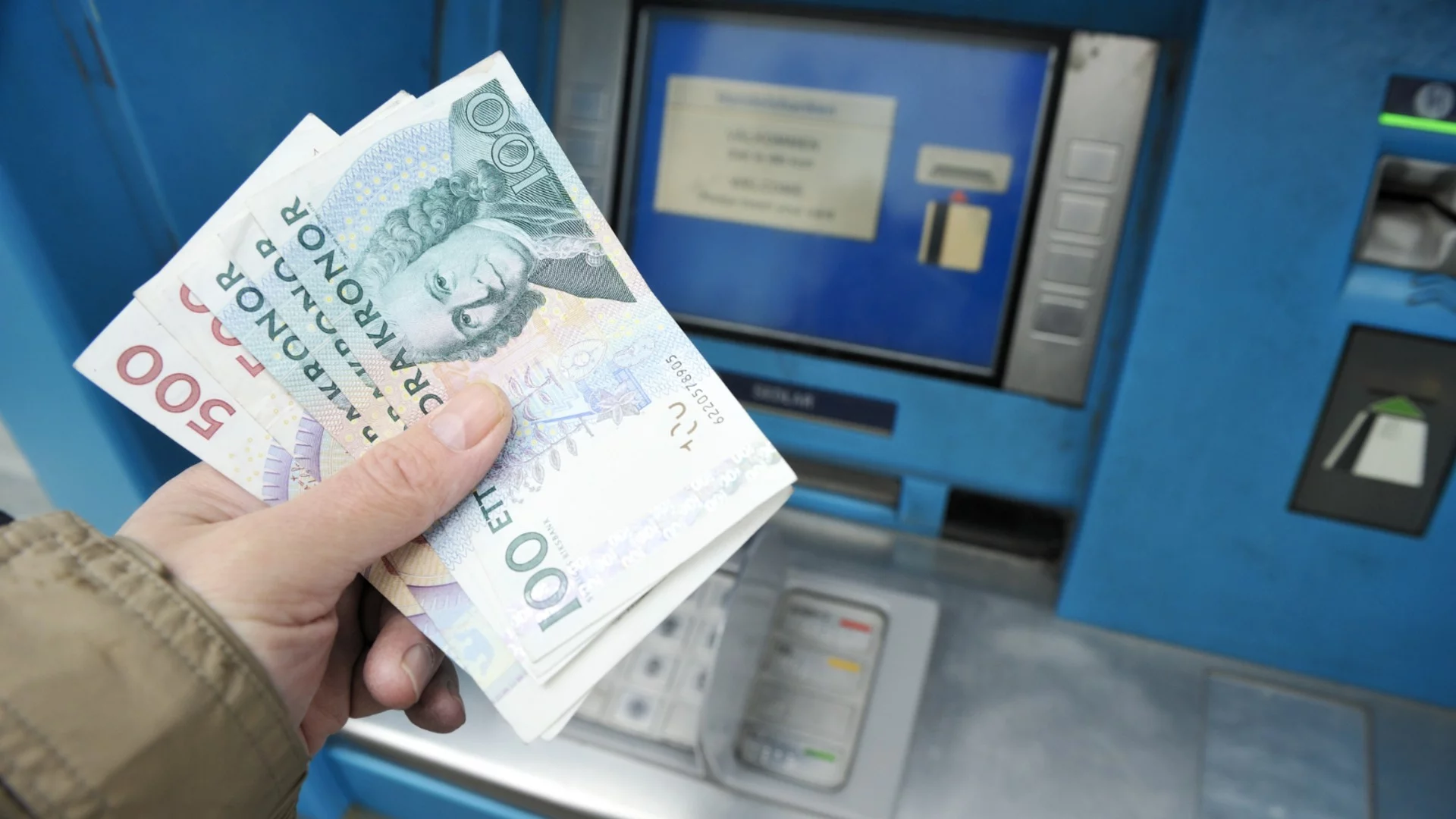 С чукаща на вратата война, и Швеция зави към кеша: Нов закон за плащанията в брой