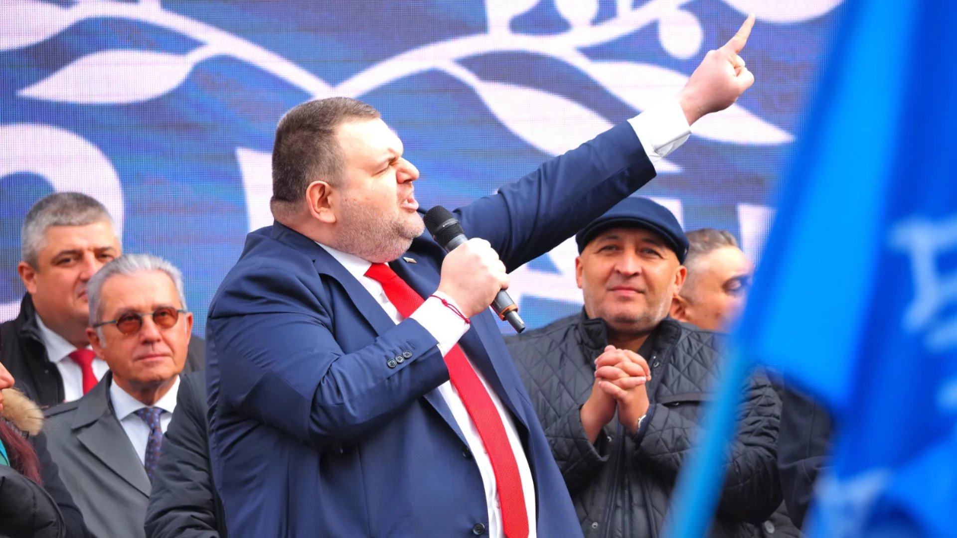 Пеевски беснее, след като премиерът разкри врътката за "Съвета за мир" и "Магнитски"