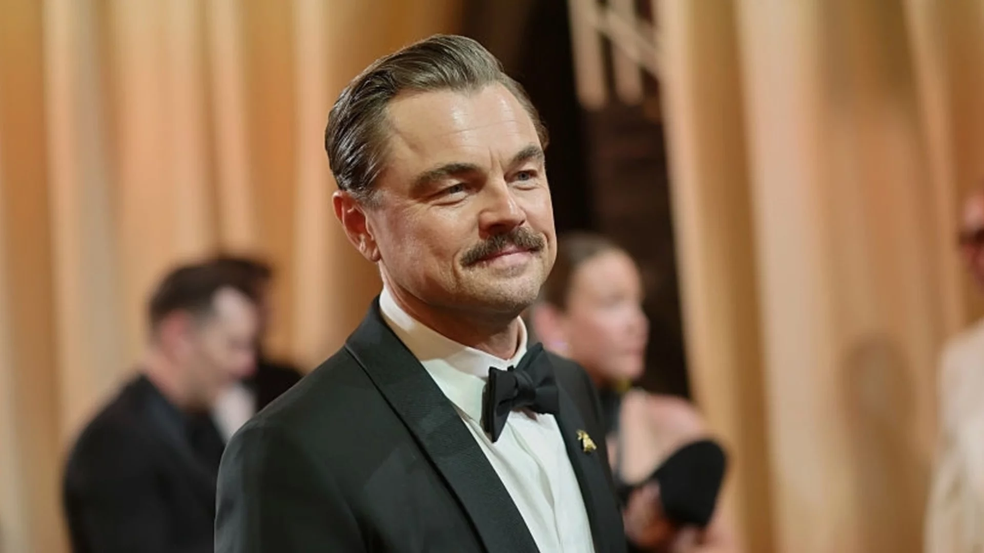 Леонардо ди Каприо запазва мустака си. Първа СНИМКА от новия филм с Дженифър Лорънс