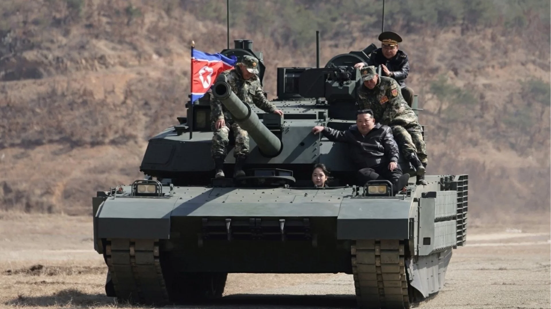 Демонстрация на сила: Ким Чен Ун и дъщеря му се качиха на танк (СНИМКА)
