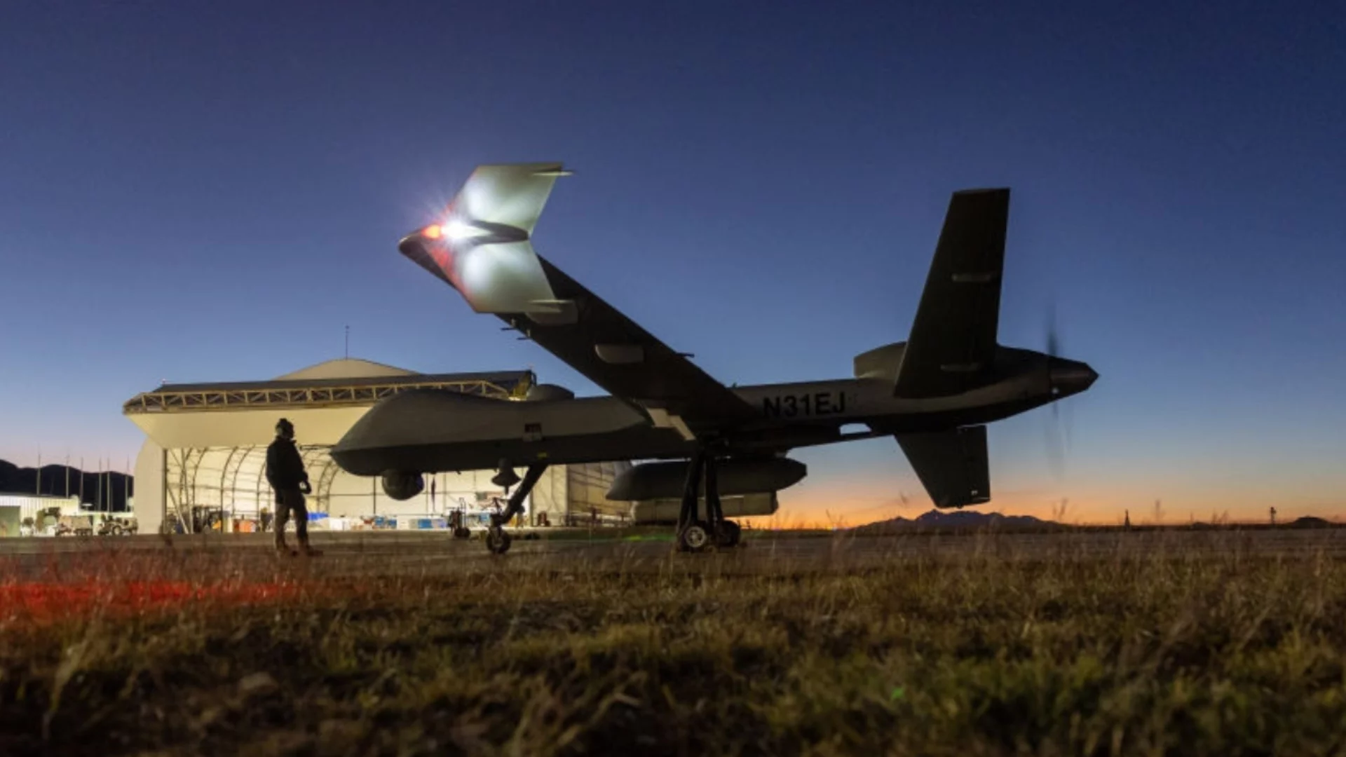 В Гърция се появи важен американски стелт дрон или стратегически бомбардировач (СНИМКИ и ВИДЕО)