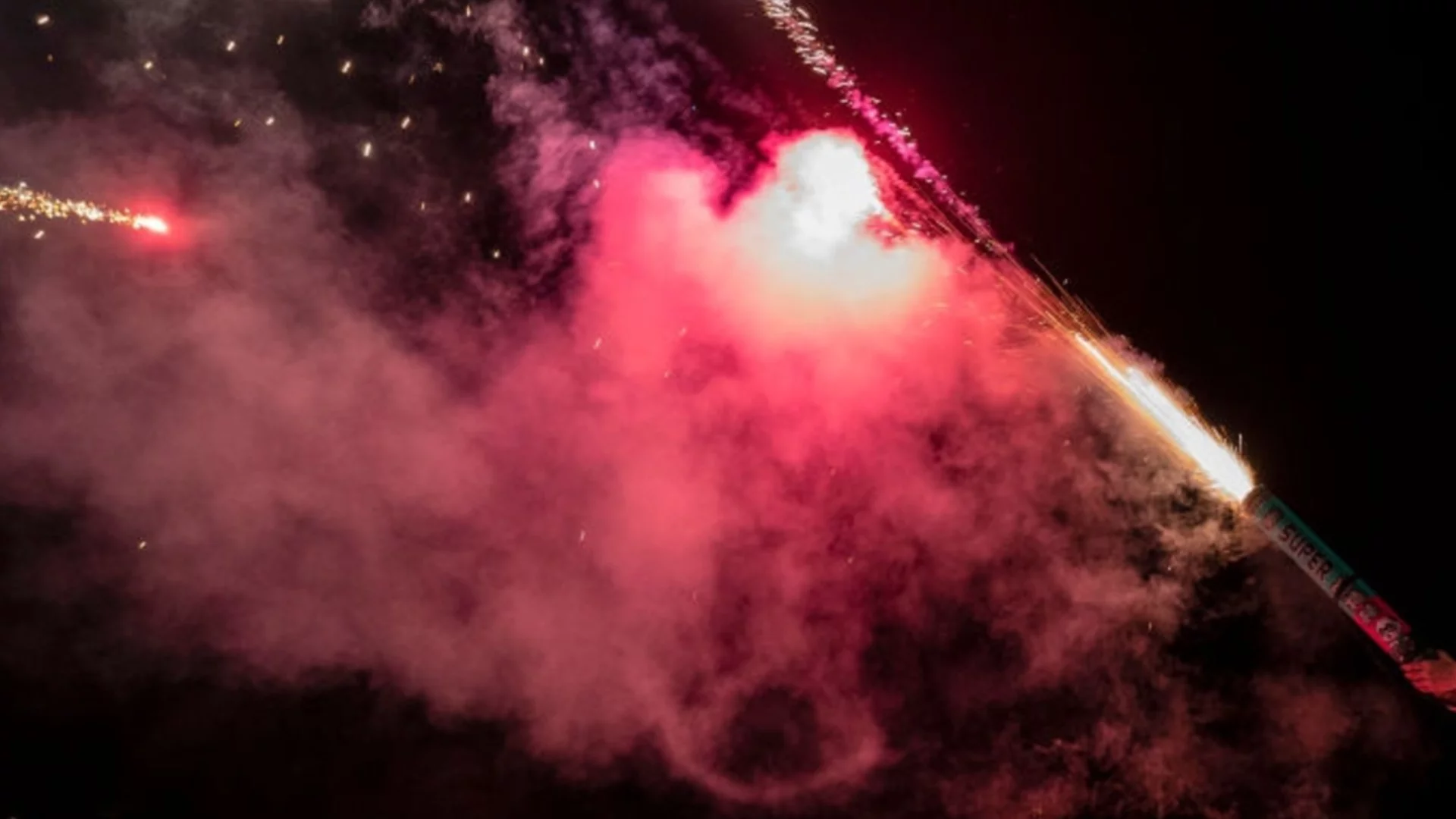 Младеж превърна спалнята си във фабрика за фойерверки: Какво се обърка?