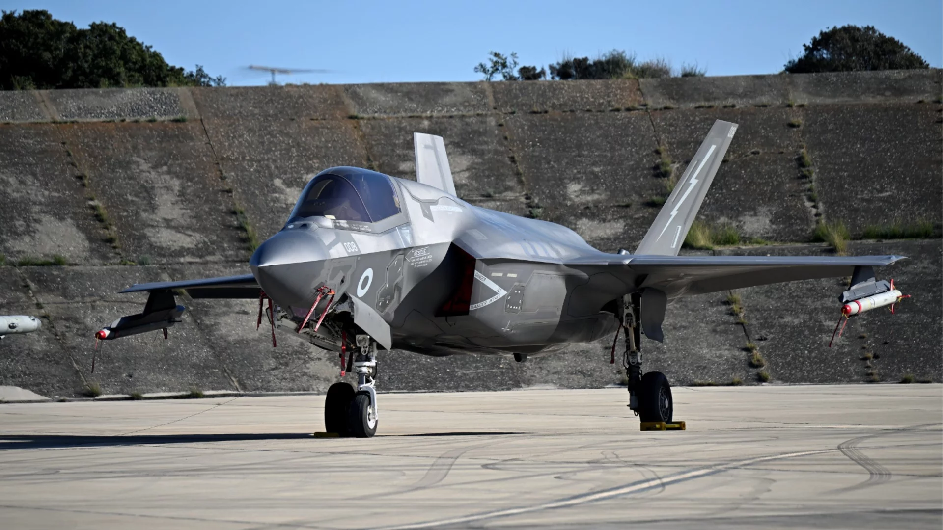 Великобритания разреши на САЩ да използват нейни бази за удари по Иран
