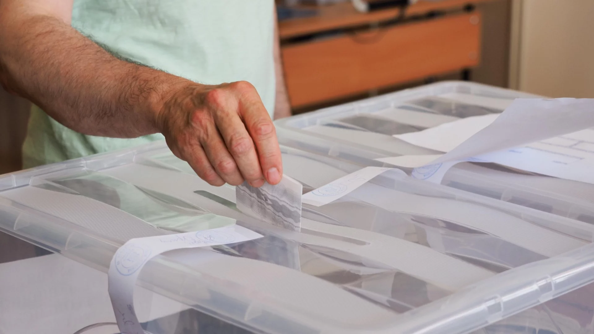 Гласуване зад паравани и провеждане на честен вот: Говори съветникът на Гюров по въпросите за изборите