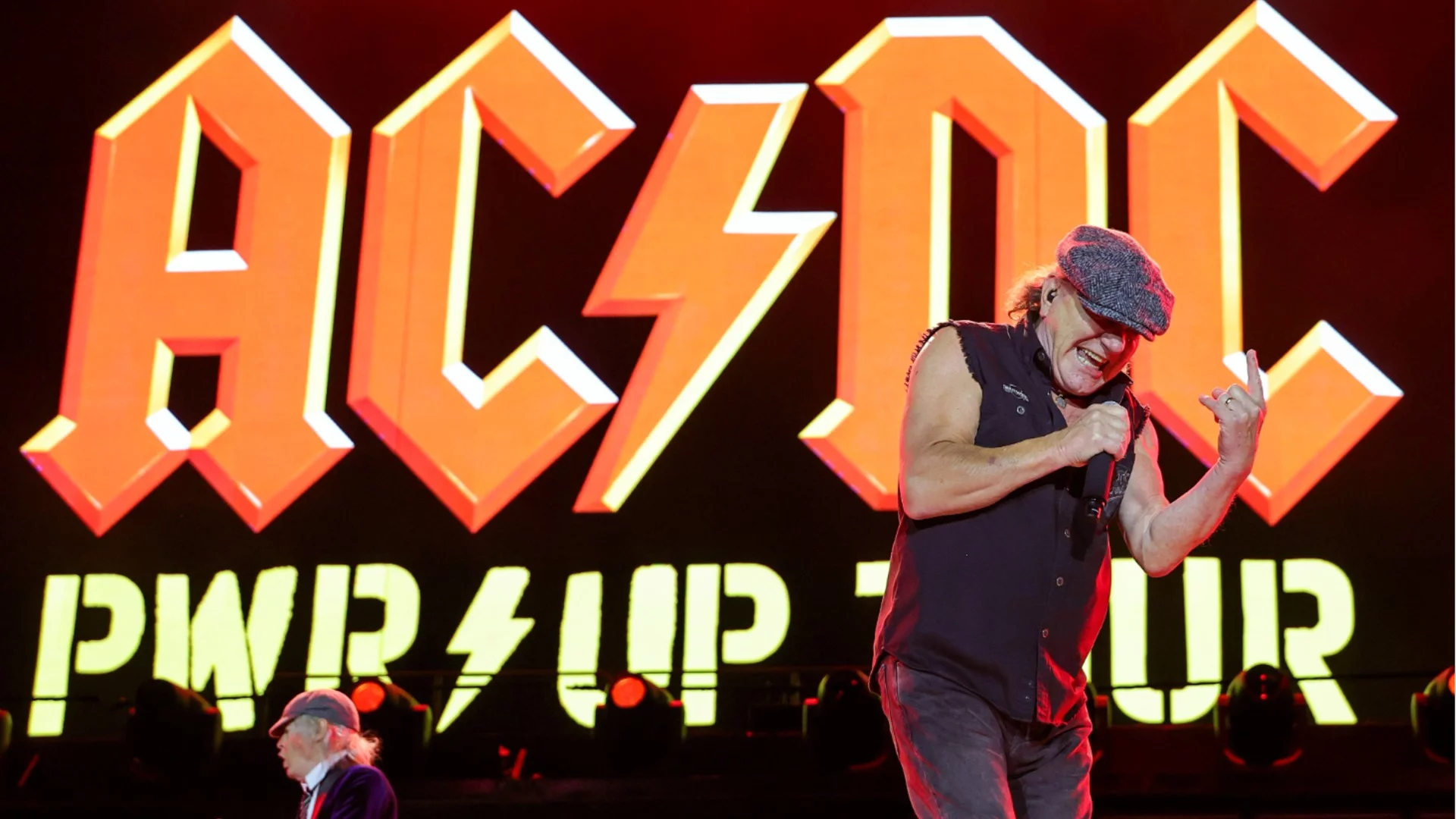 Музикант от AC/DC неочаквано влезе в болница