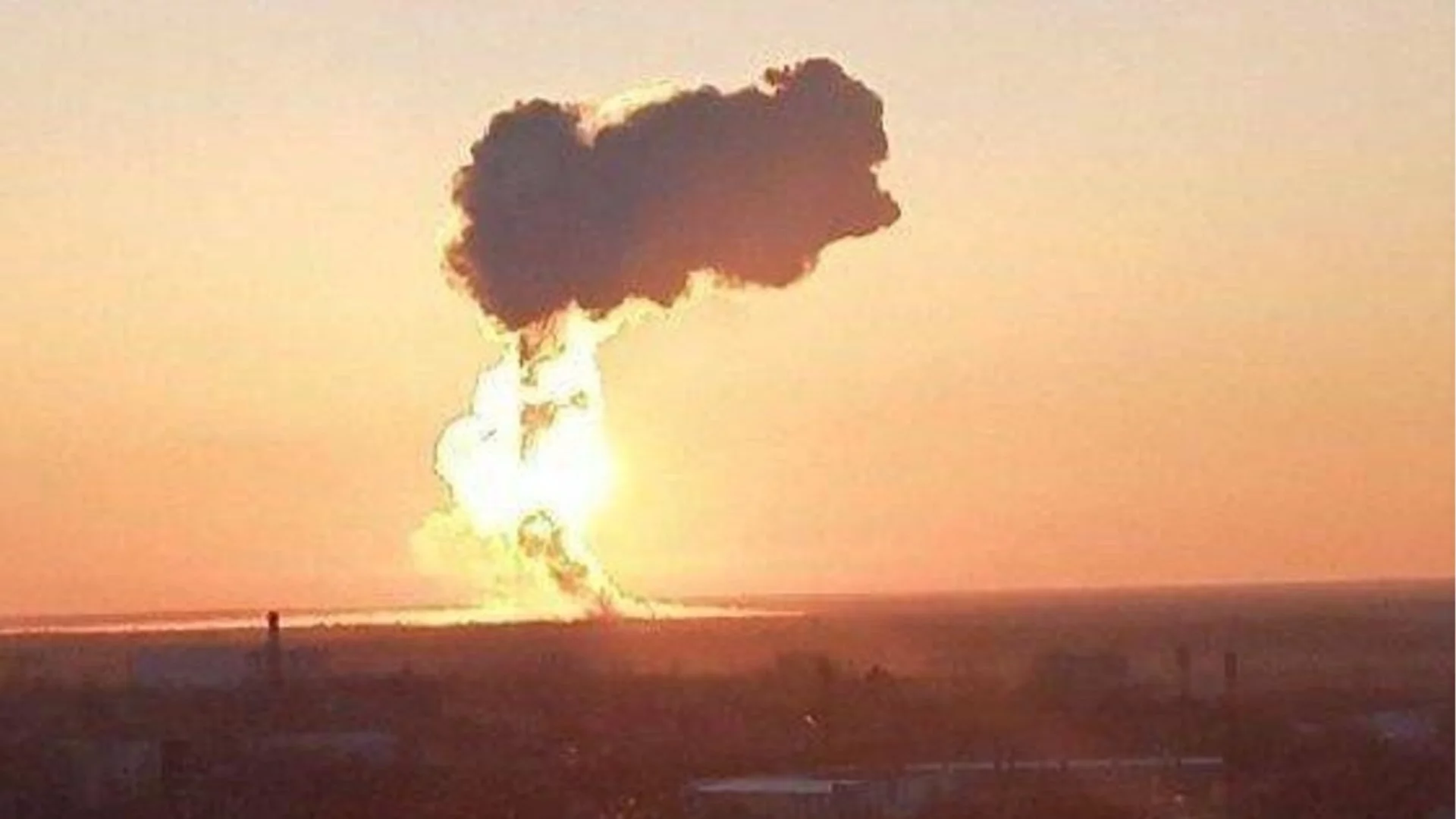 Саратов, Енгелс, Толяти, Крим, Москва: Украйна удря химически заводи, пали рафинерии и спира тока на Русия (ВИДЕО)