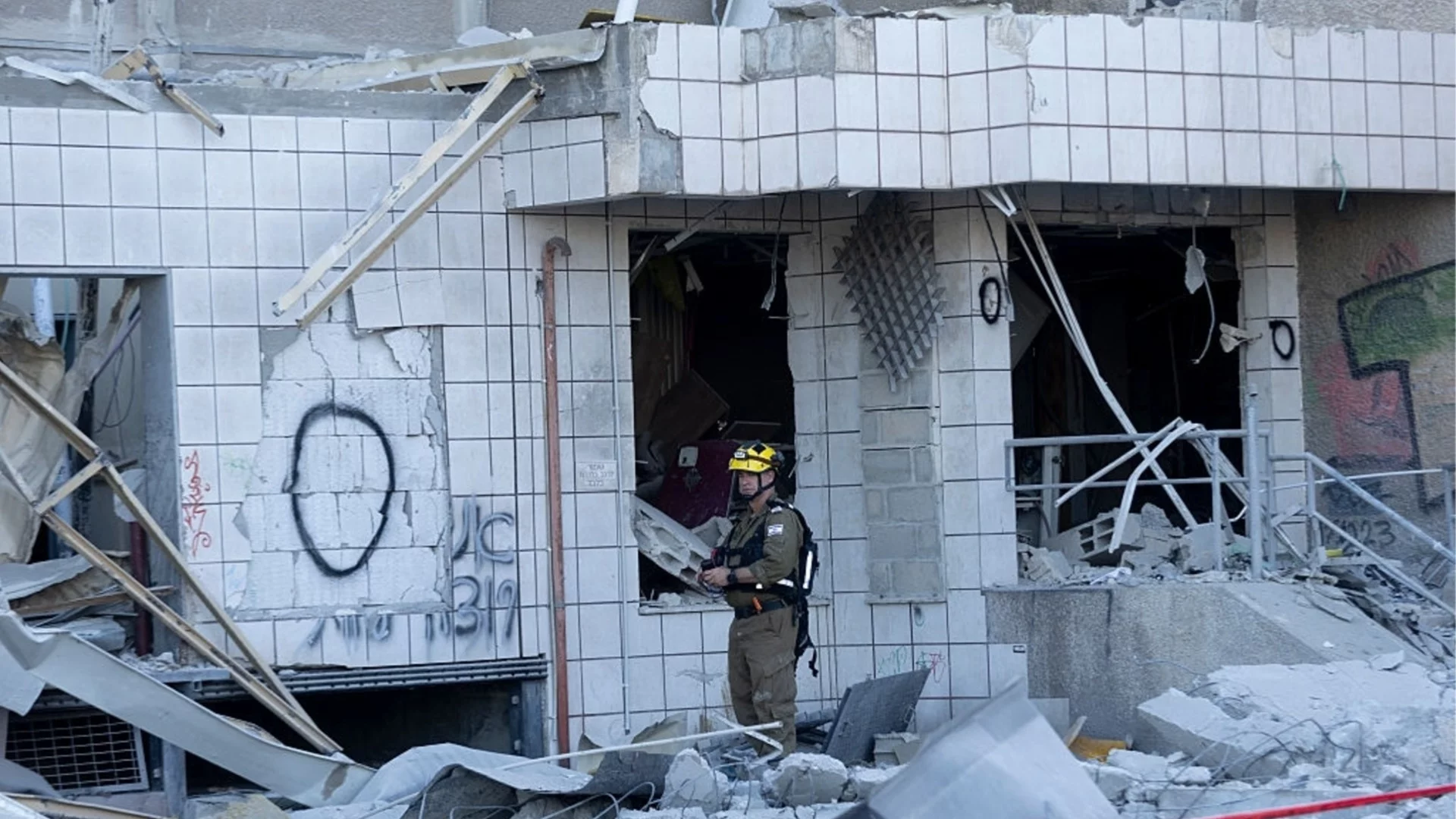 Иран удари с балистична ракета израелския град, където се смята, че се правят тайно ядрени оръжия (ВИДЕО)