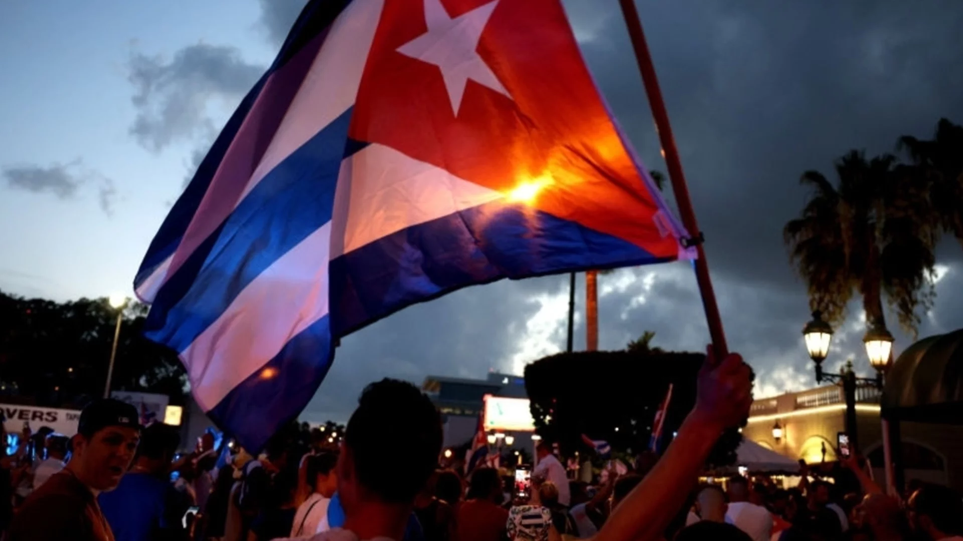 Отново тъмнина: Пореден срив на електропреносна мрежа на Куба