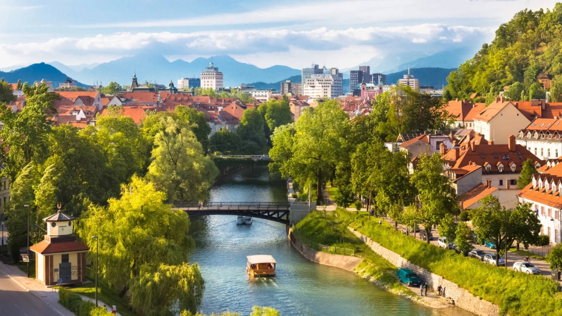 Под сянката на чуждестранна намеса: Словения провежда парламентарни избори