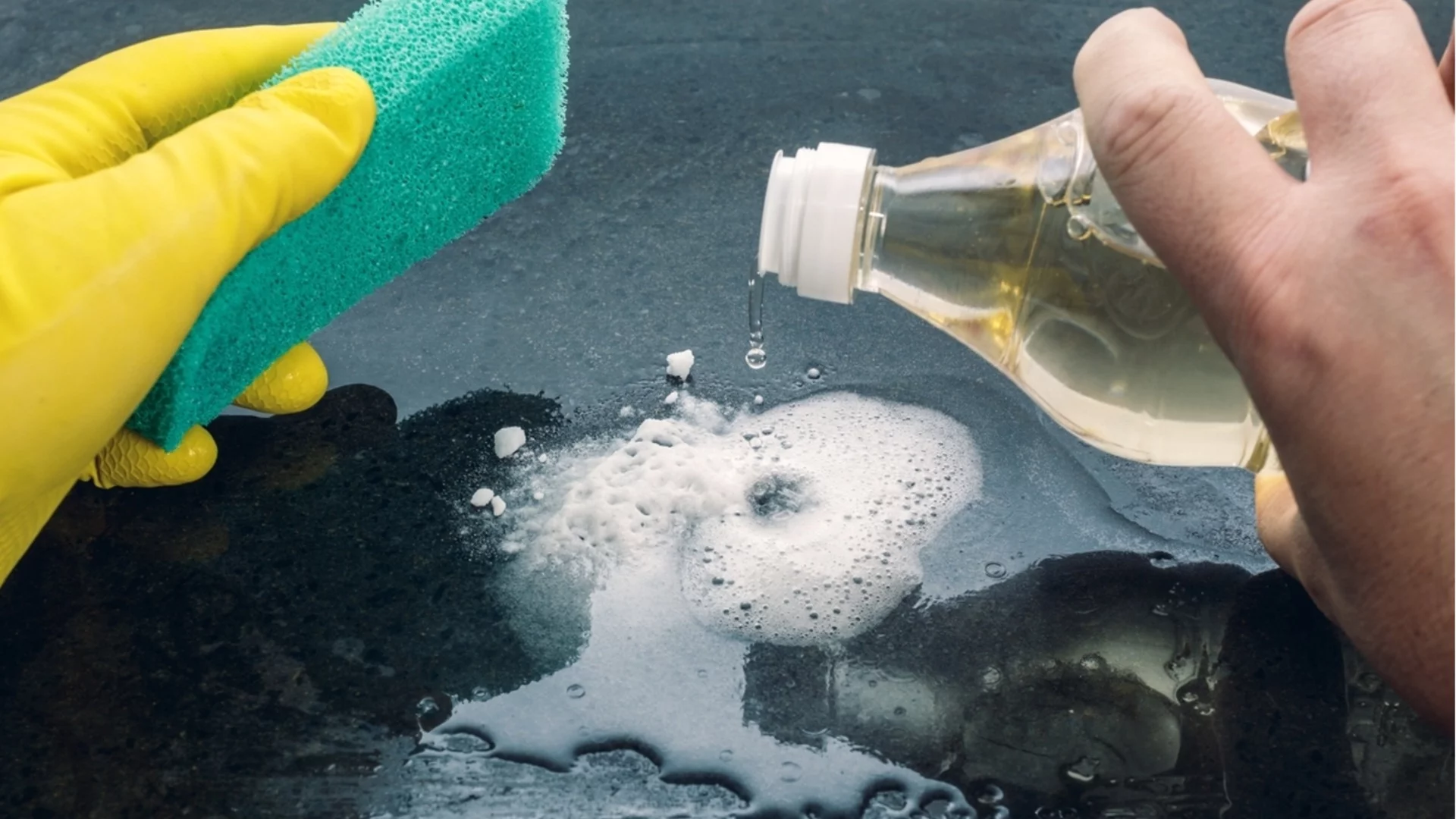 Хитър трик с оцет за почистване на варовик от кранове