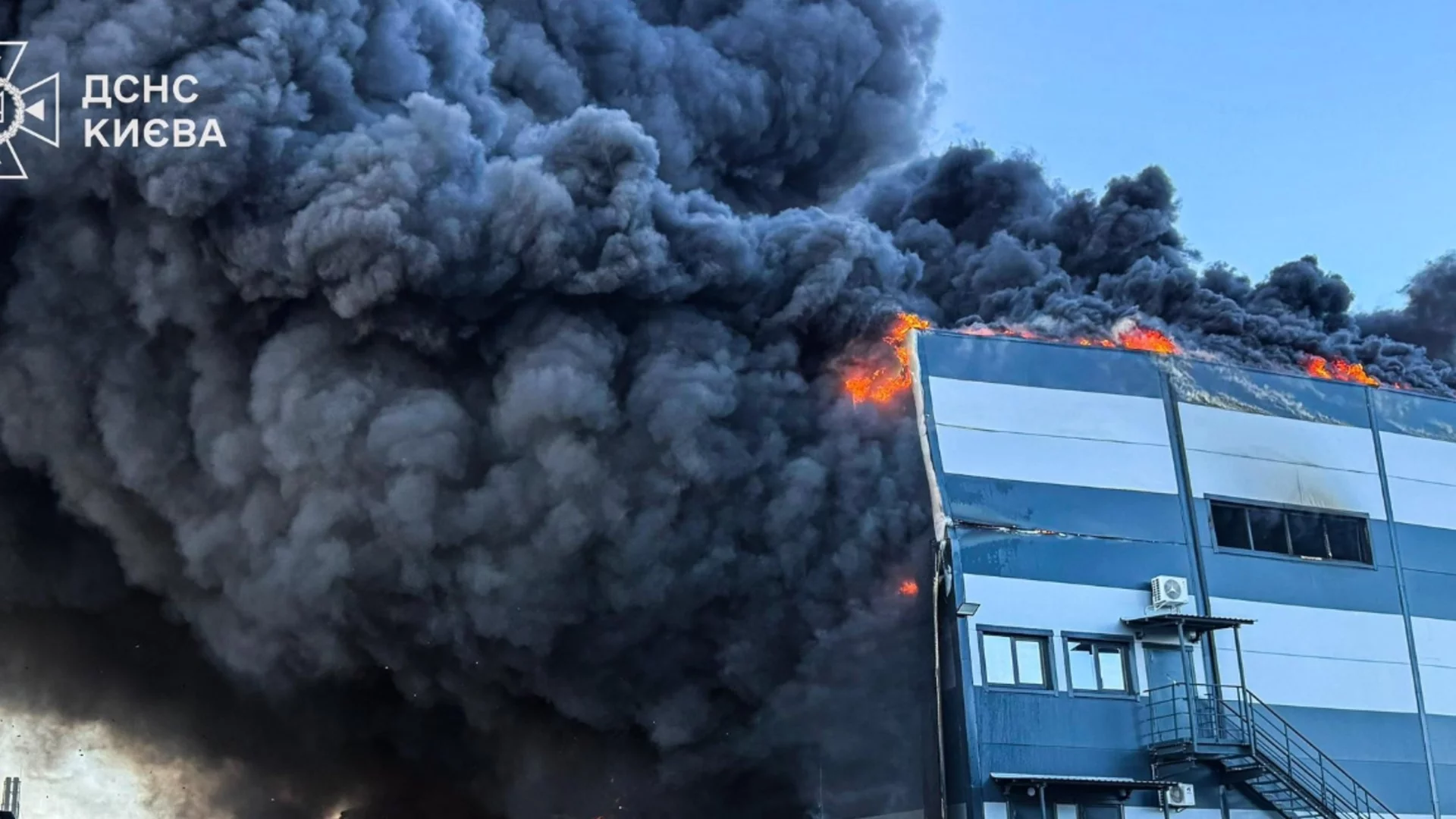 Складове горят в покрайнините на Киев (ВИДЕА)