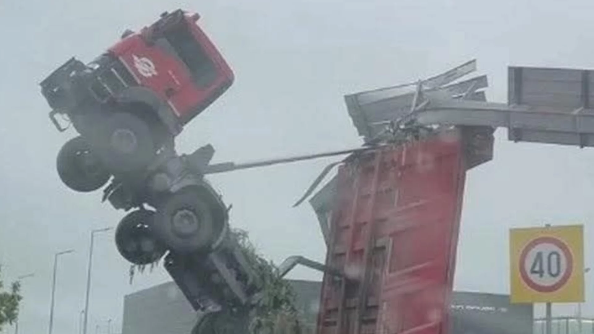 ТИР се обърна на "Тракия"