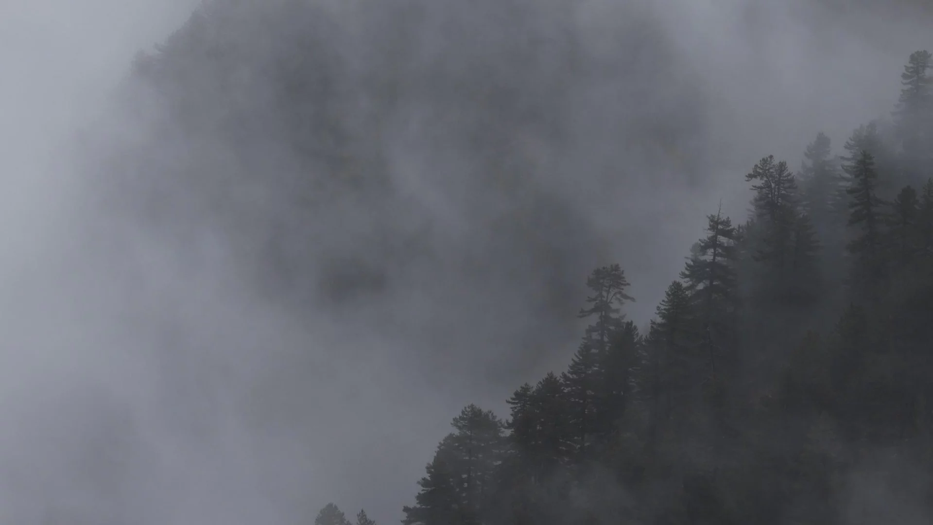 Мъгла, ветрове и минусови температури: Лошо време в планините