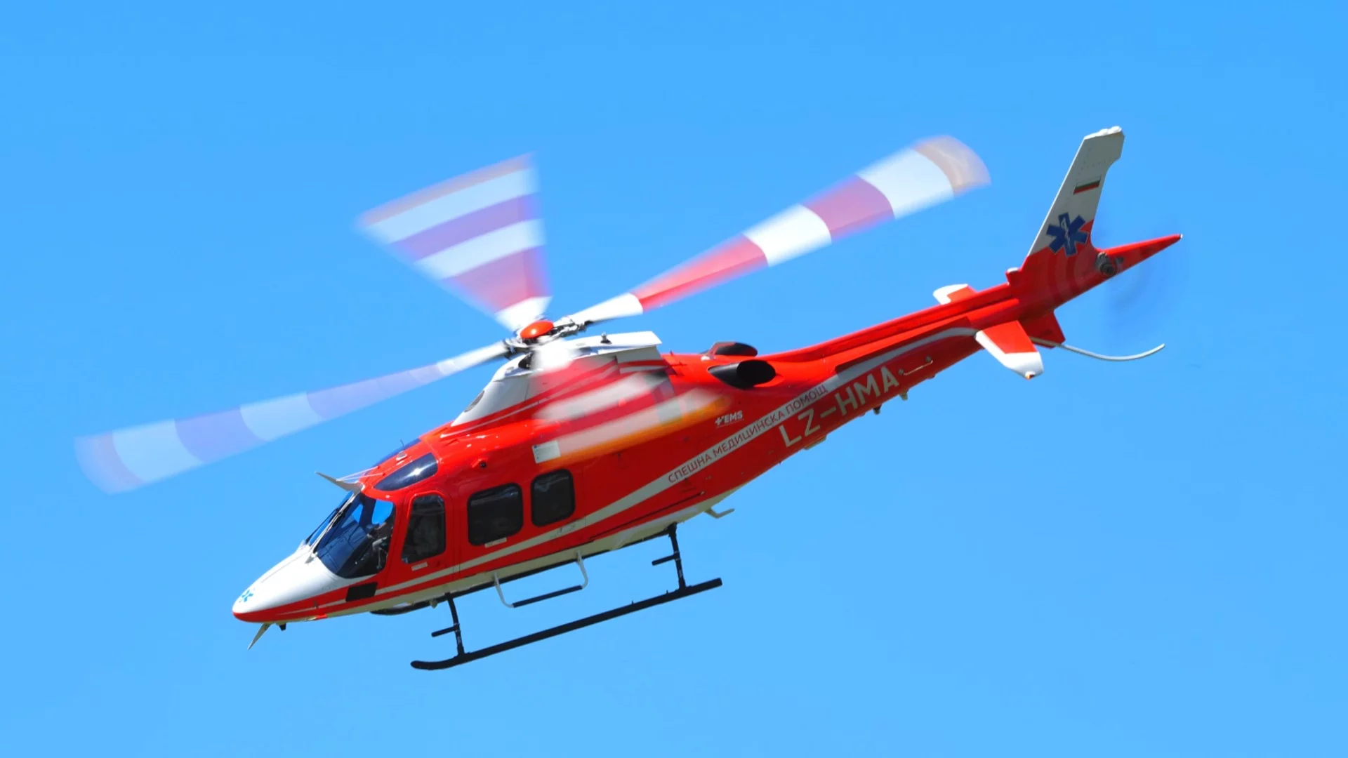 С медицински хеликоптер: Транспортираха до "Пирогов" 22-годишно момиче, катастрофирало в Стара Загора