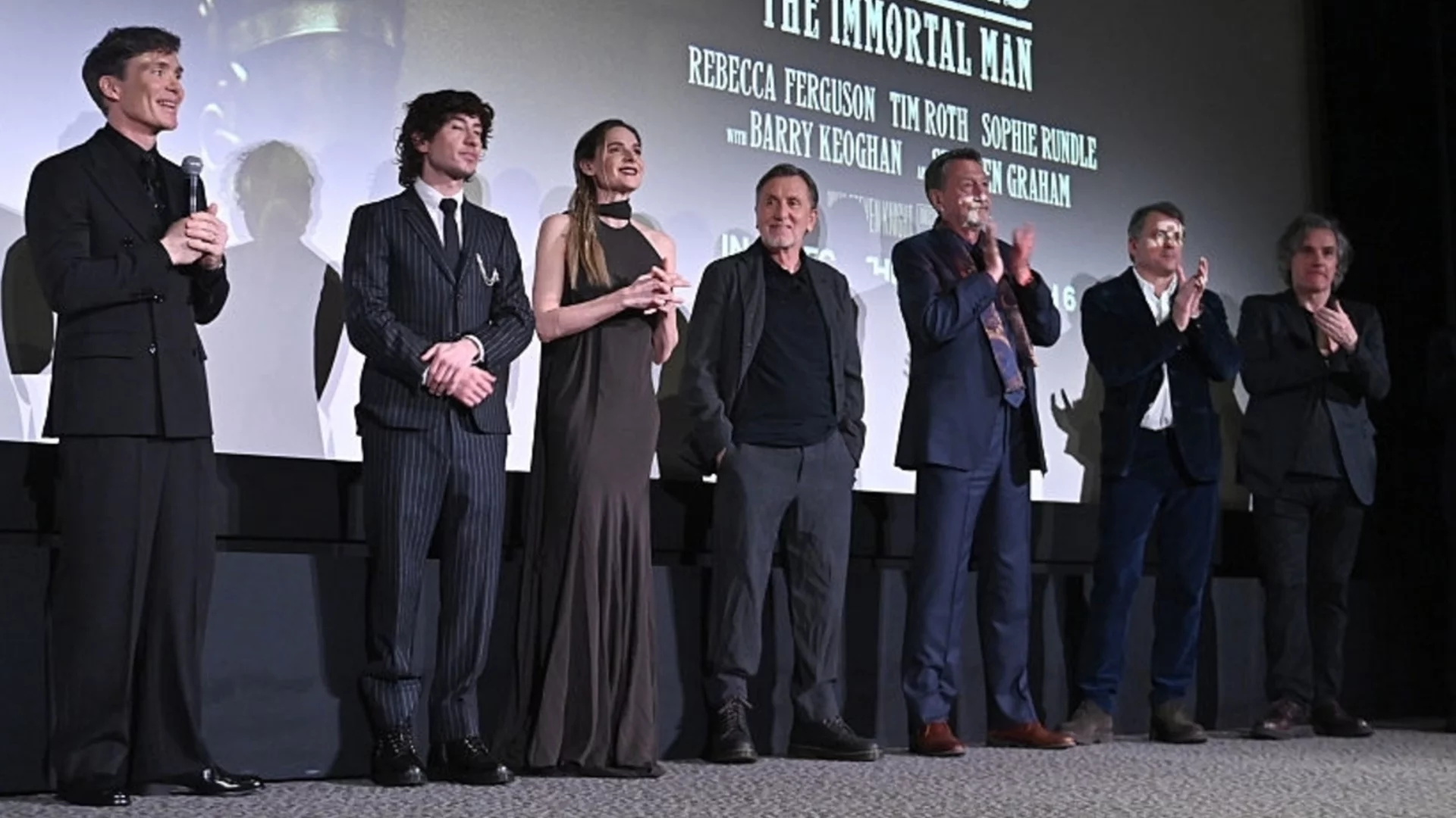 Известен актьор не иска да излиза навън и се крие заради онлайн тормоз