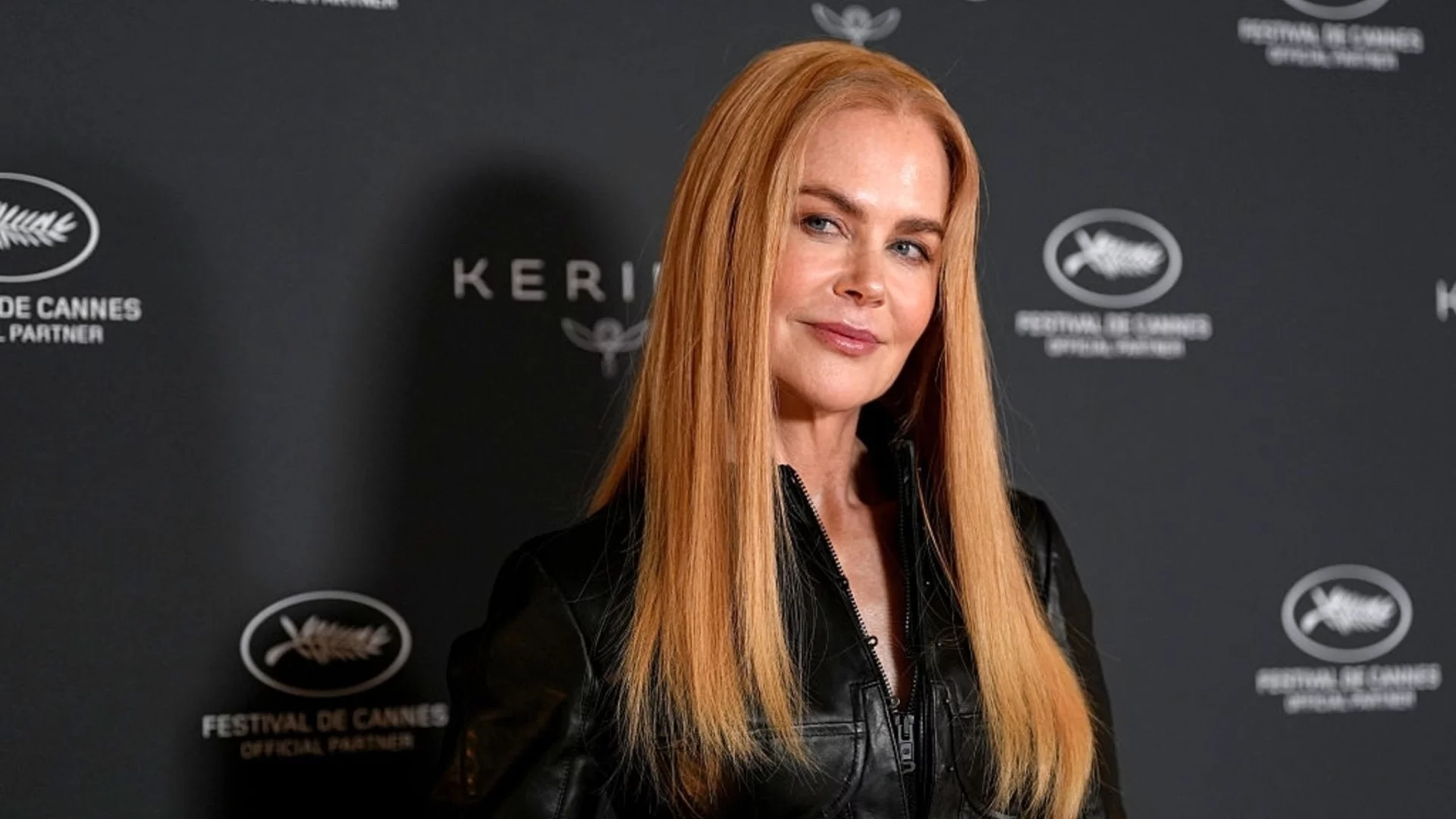 Ръка за ръка на червения килим: Обвързана ли е Никол Кидман? (СНИМКА)