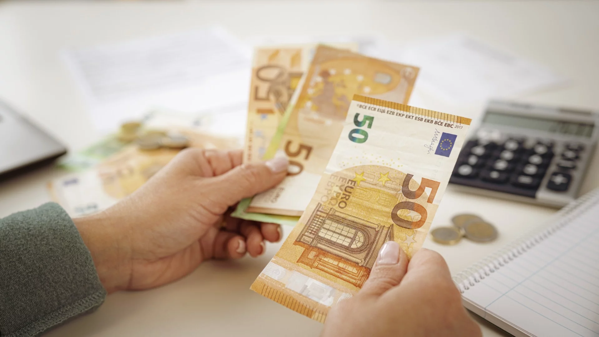 Във вторник: Парите не растат по дърветата, но ще падат право в скута на Близнаци, Везни + още 2 зодии