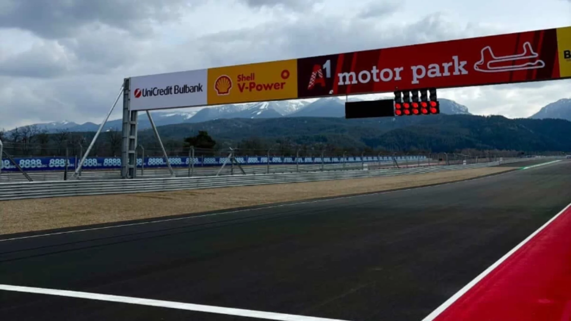 Рев на двигатели и 101 каба гайди: Раждането на една люпилня за таланти в мотоспорта в България