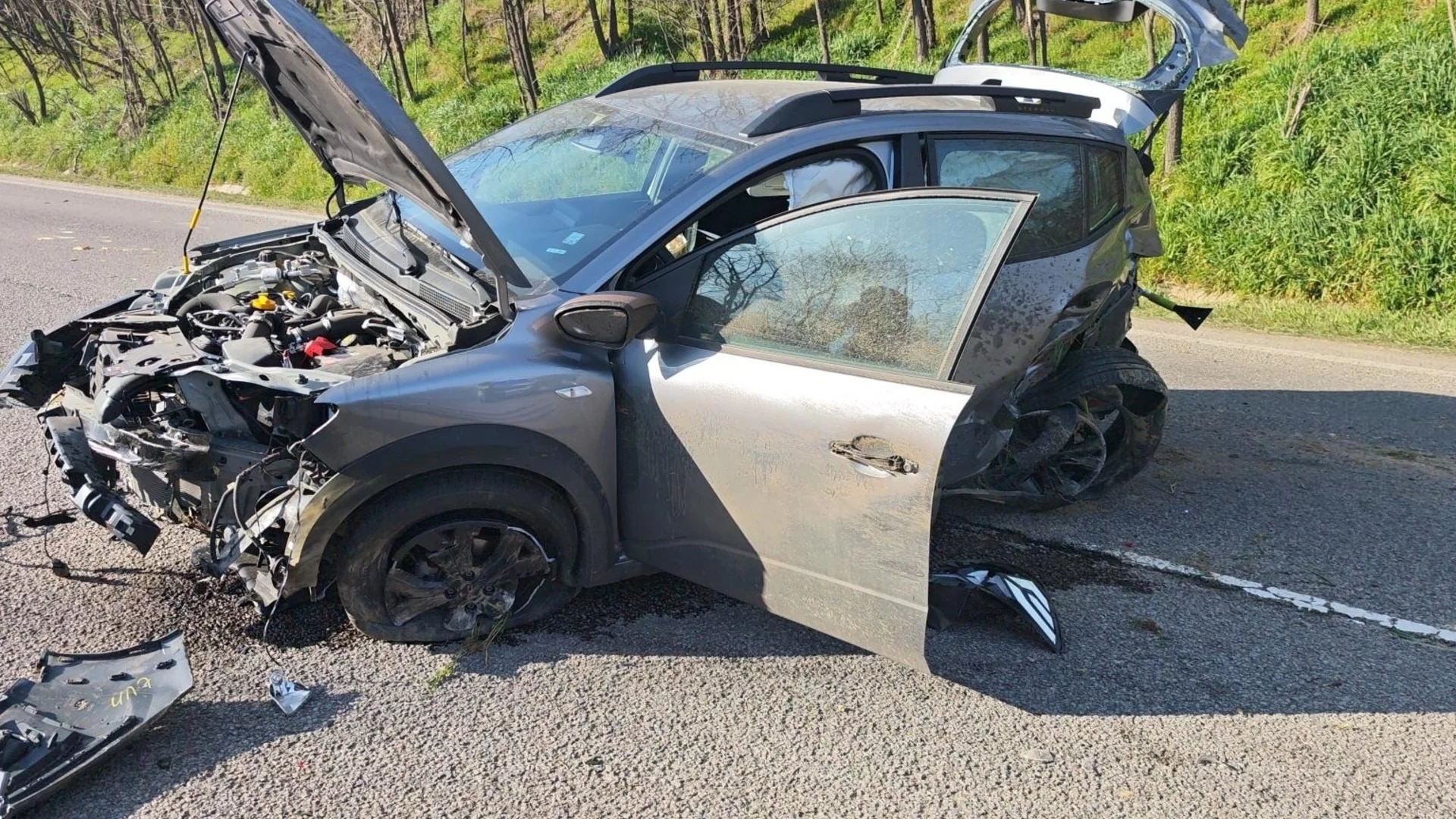 Шофьорка се заби в дърво и оцеля