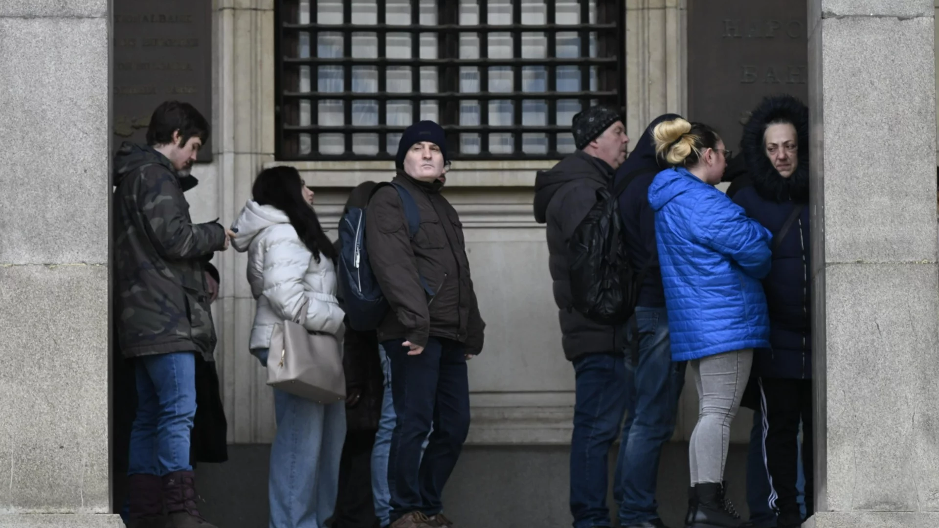 Опашка се изви пред БНБ за втората българска колекционерска монета в евро