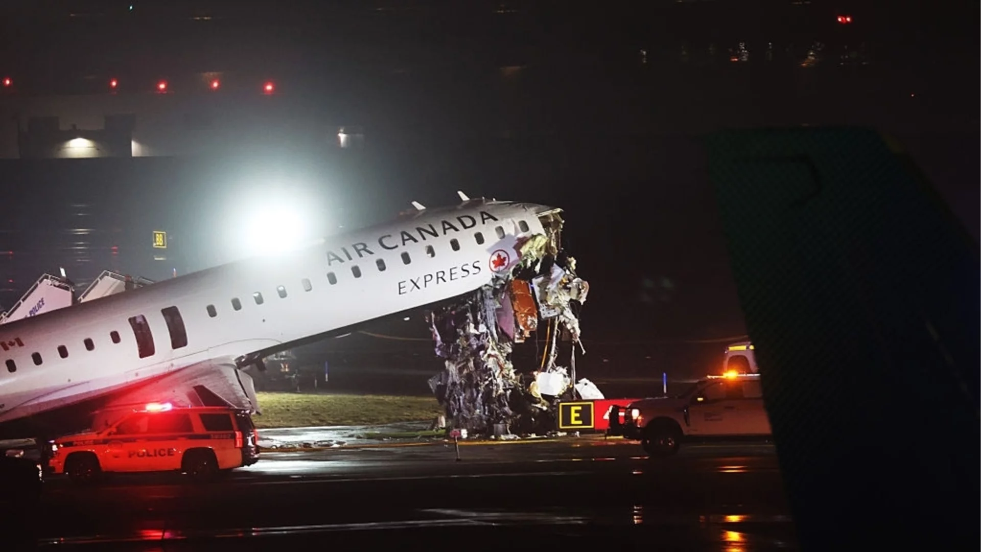 Загинали пилоти и десетки ранени, след като самолет на Air Canada се блъсна в пожарна кола в Ню Йорк (ВИДЕО)