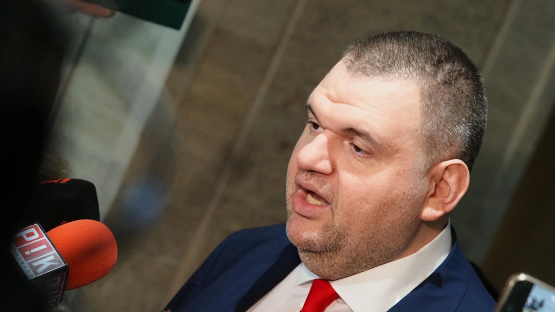 Пеевски бесен на служебното правителство заради КС и Съвета за мир