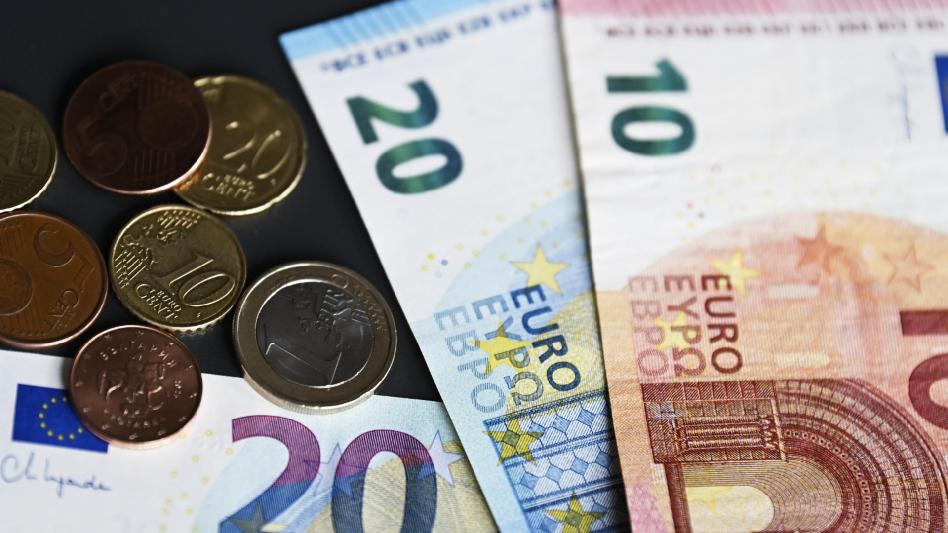 Интересен завой в курса на еврото