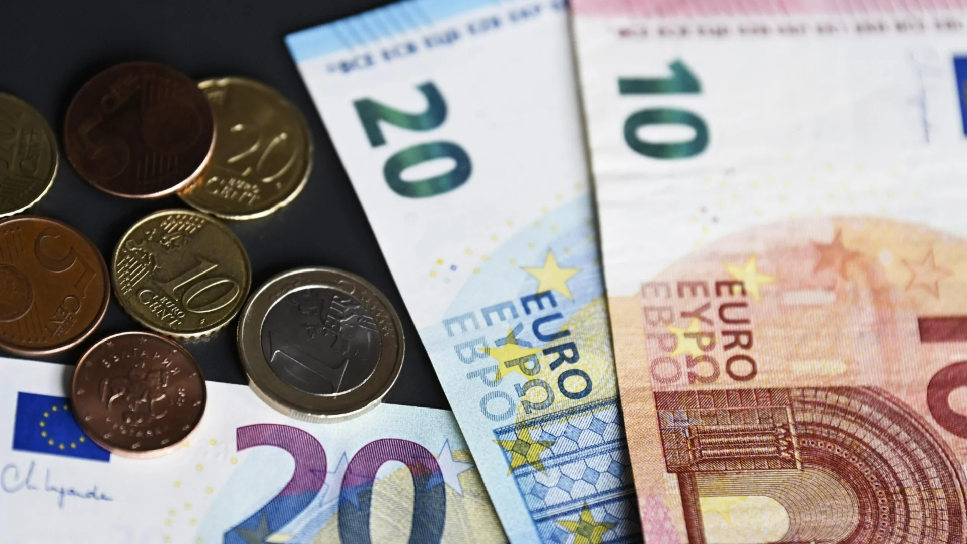 Интересен завой в курса на еврото