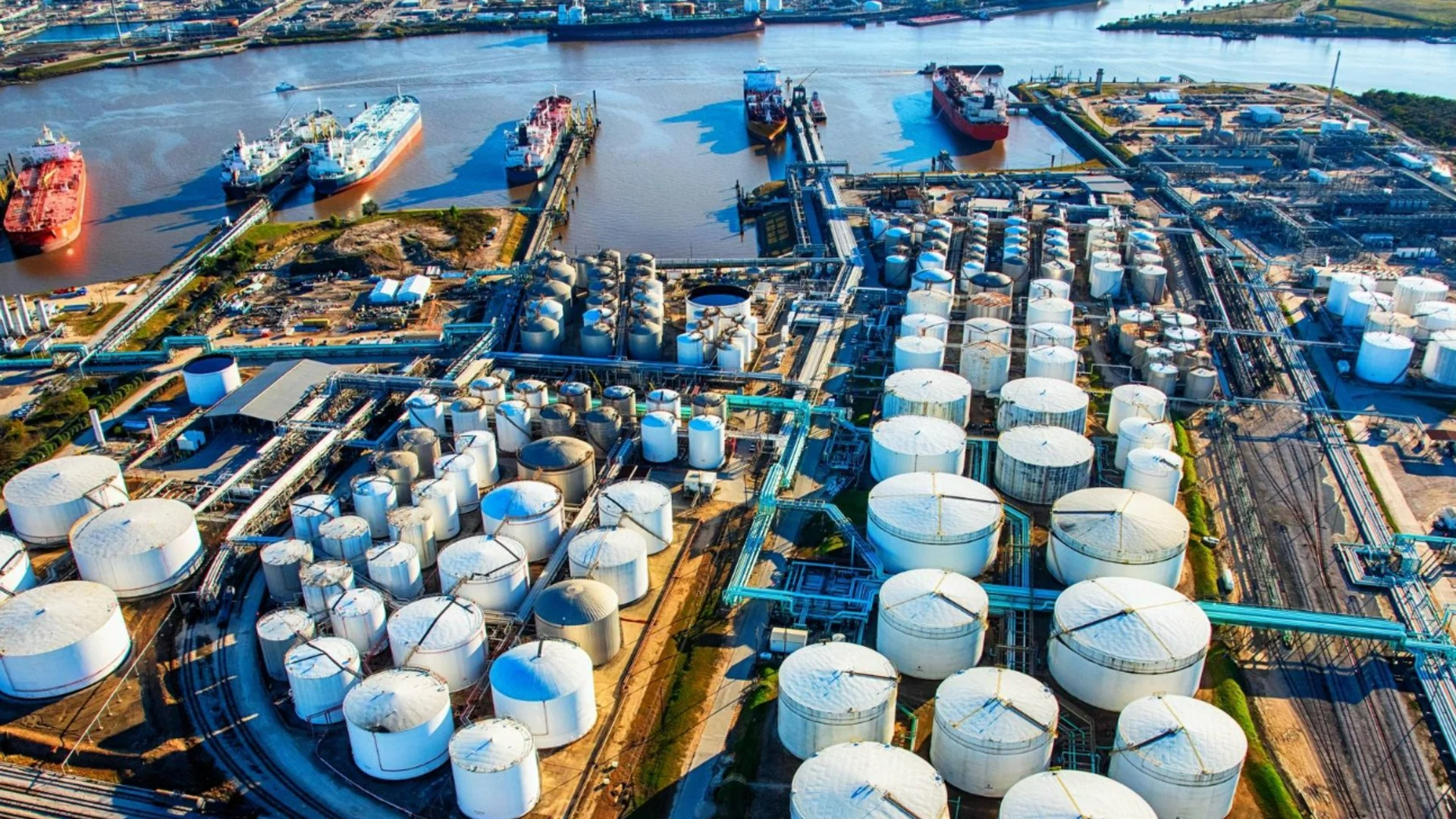 Експерт: Диверсификацията на доставките спасява ЕС от шок с петрола и газа