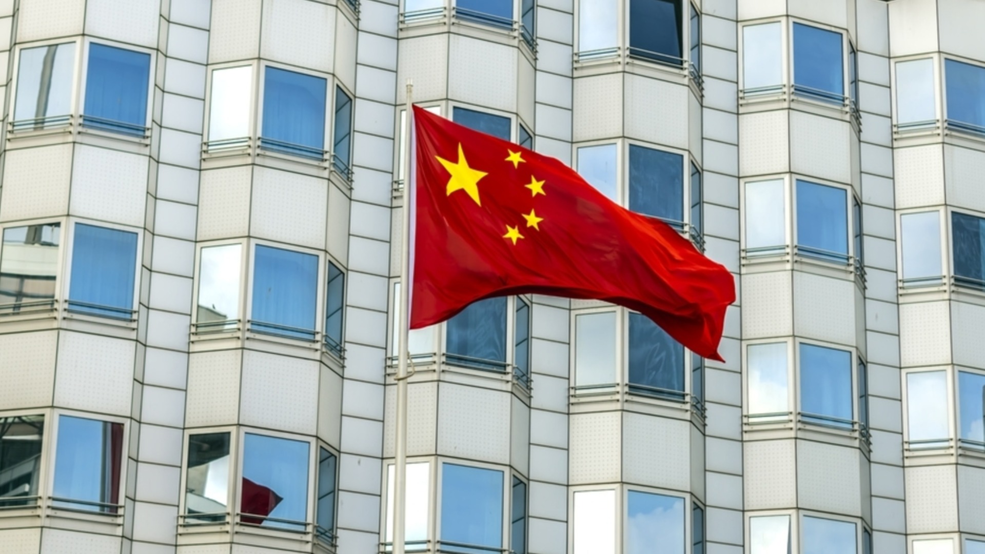 Японски офицер от Силите за самоотбрана проникна със сила в китайското посолство, Пекин в шок