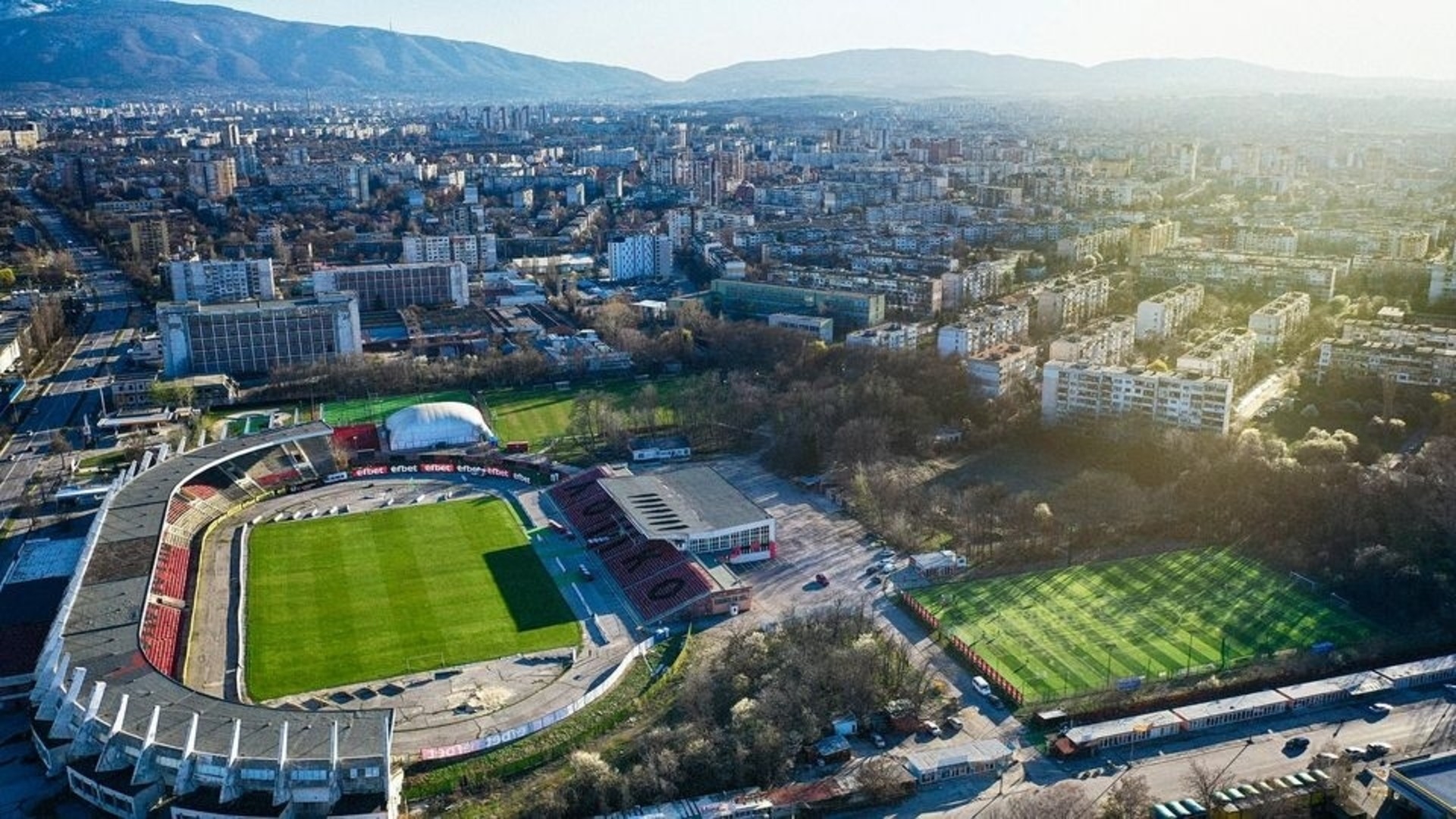 Обрат: Спряха обществена поръчка за ремонт на един от значимите футболни стадиони у нас