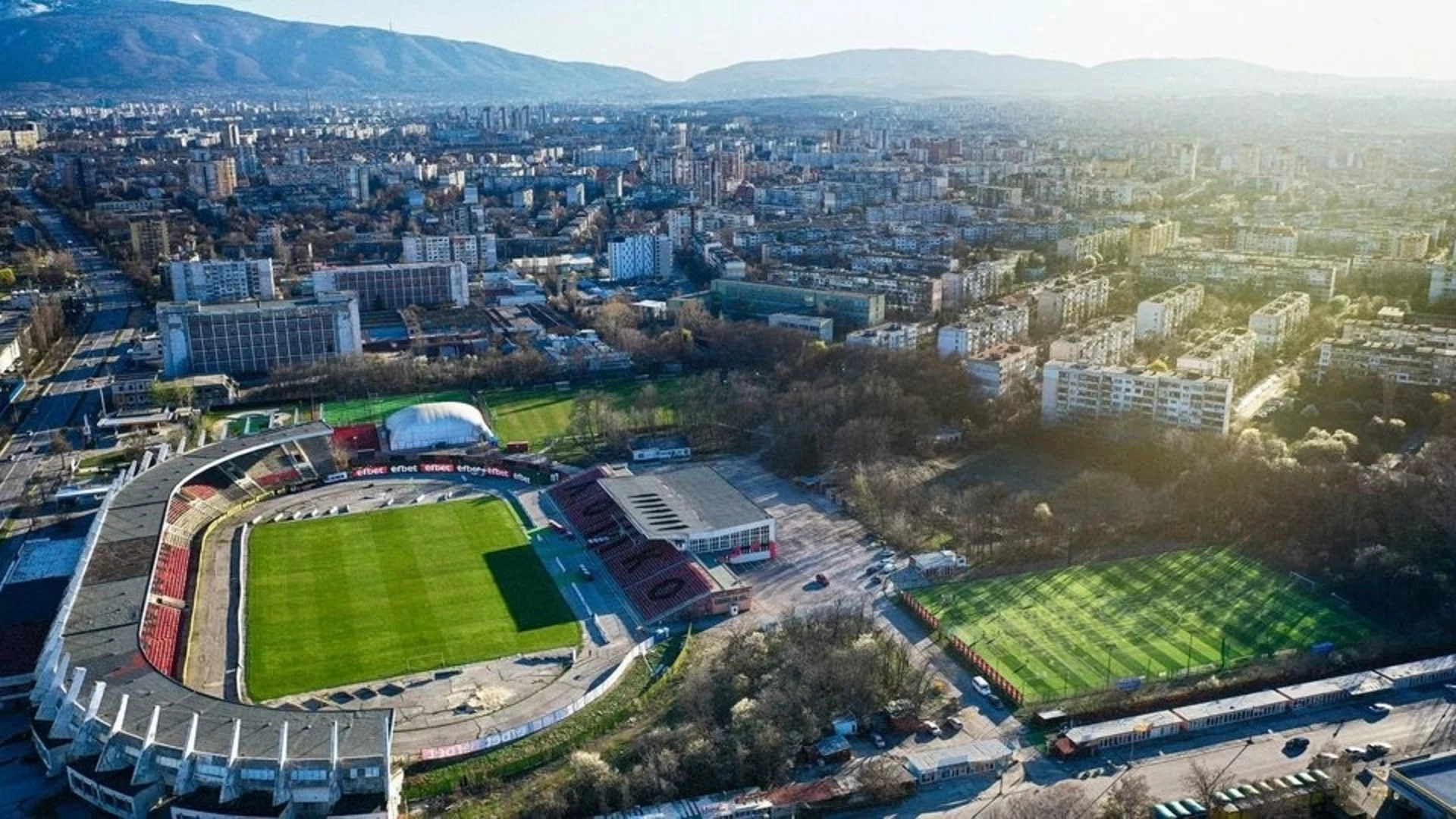 Обрат: Спряха обществена поръчка за ремонт на един от значимите футболни стадиони у нас