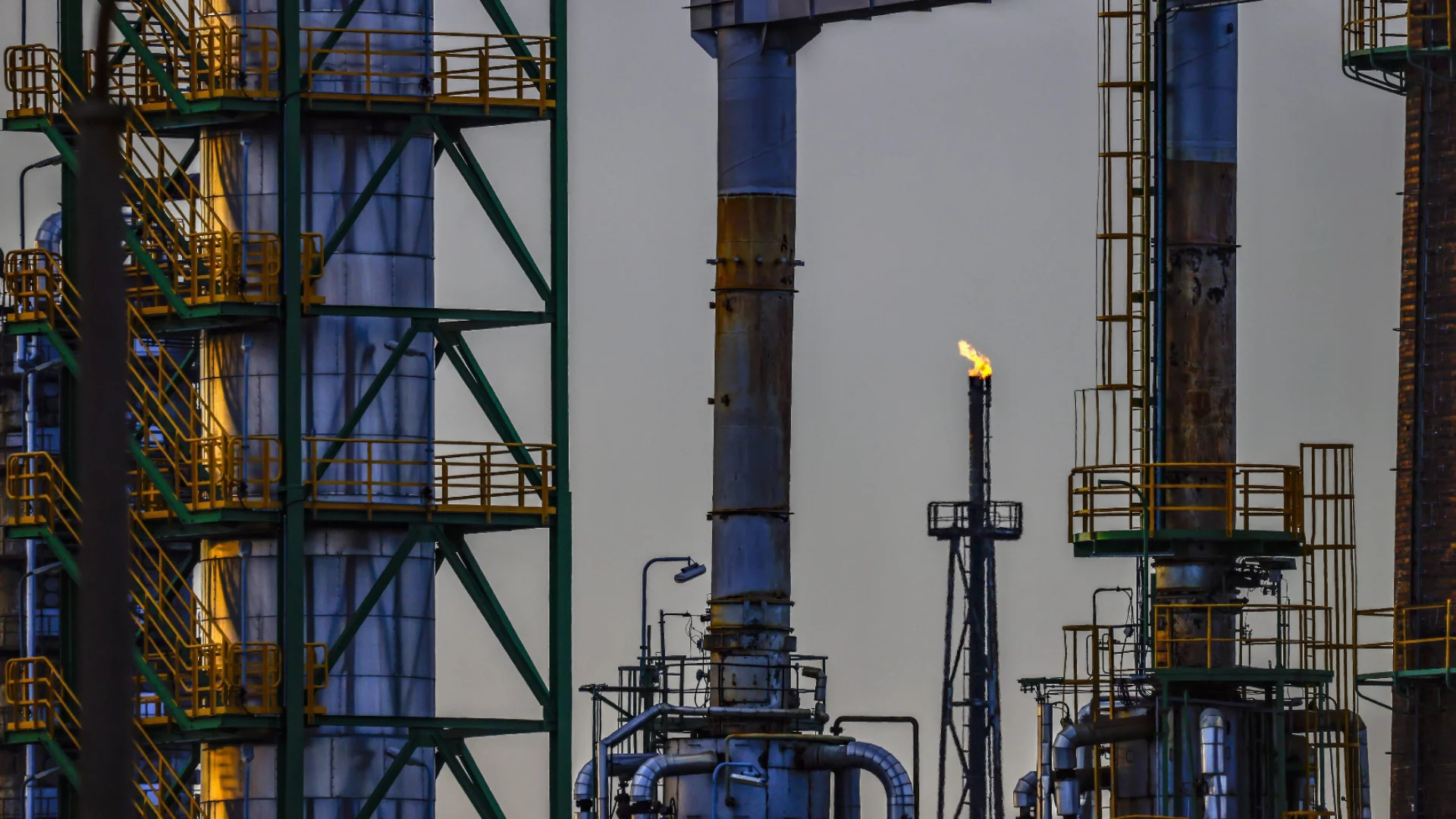 Една от най-старите и големи руски рафинерии спря работа след 13-ти удар с дронове