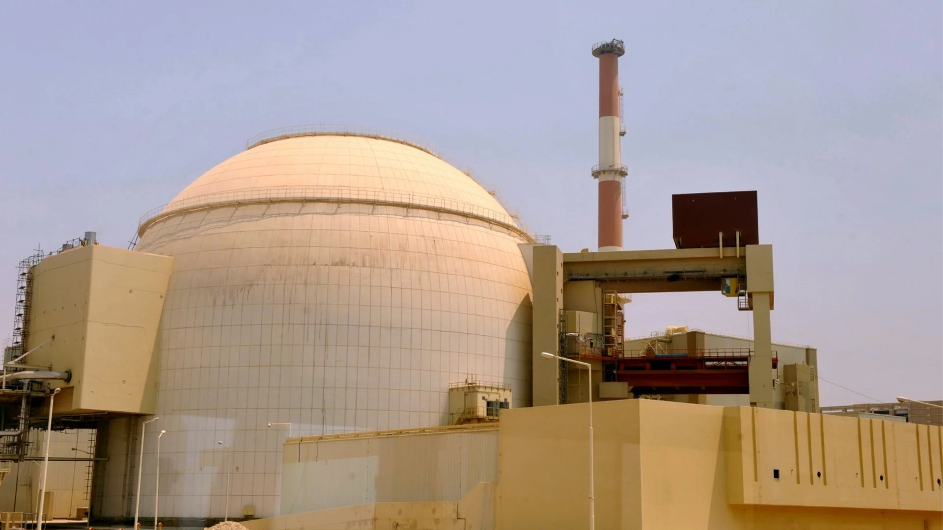 Иран: Израел и САЩ атакуваха околностите на АЕЦ "Бушер"