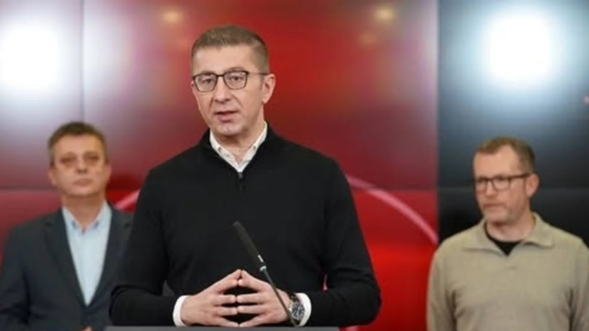 Преводачи и циркаджии: Мицкоски и македонският министър на образованието с драма с албанците (ВИДЕО)