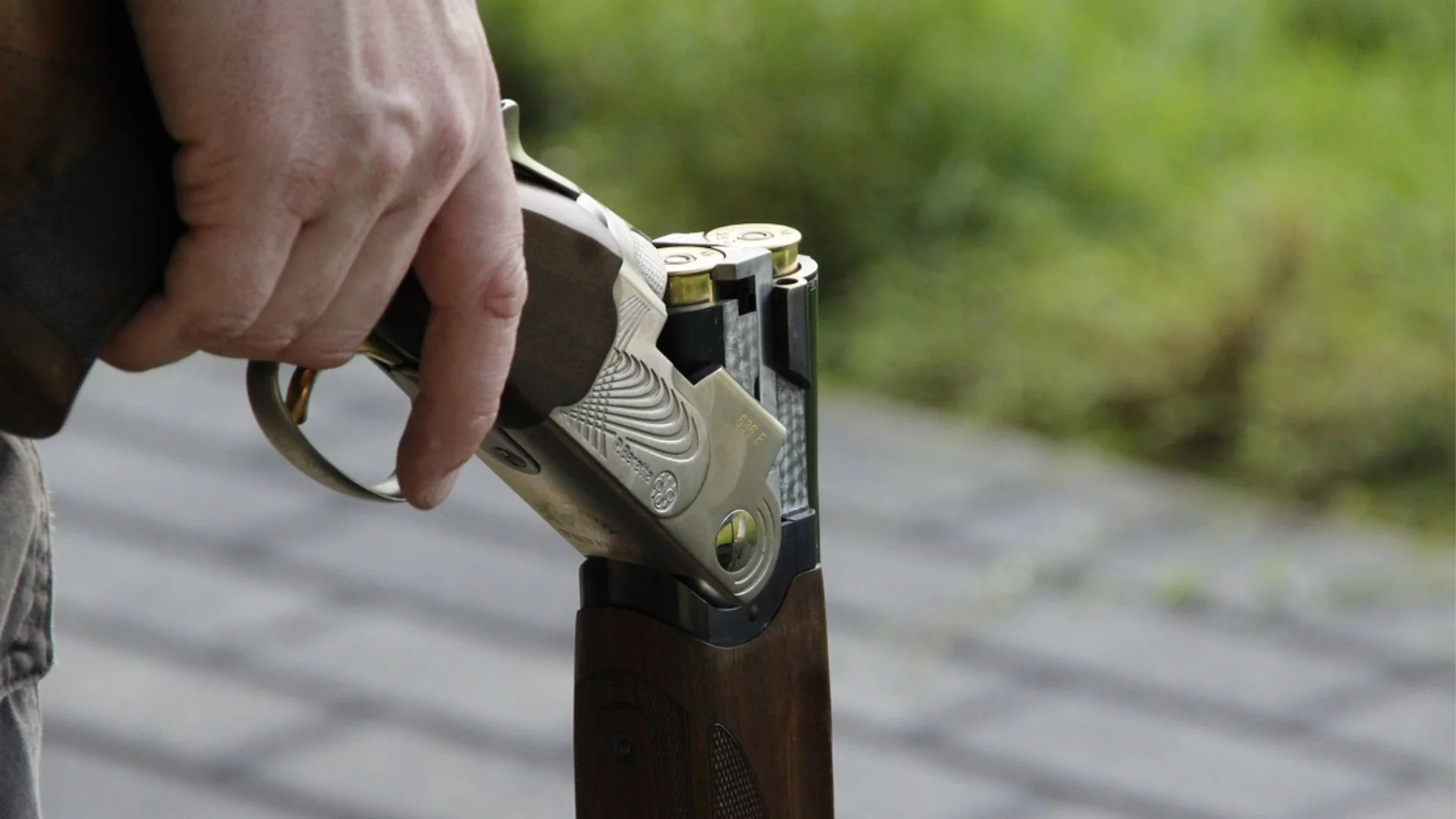 Целият в сачми: Мъж простреля съседа си