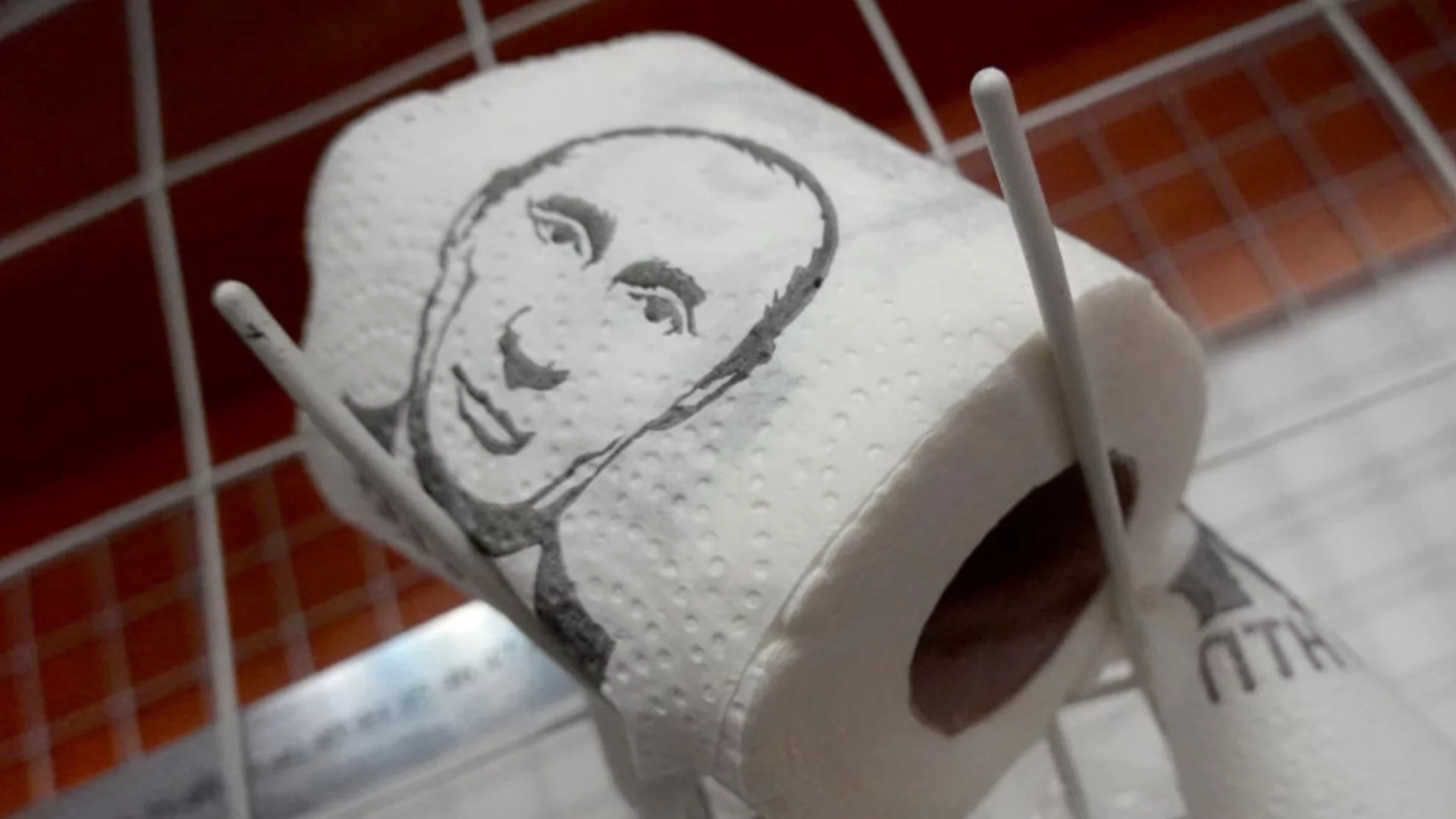 Заради спрения интернет: В Москва вече не работят обществените тоалетни (ВИДЕО)