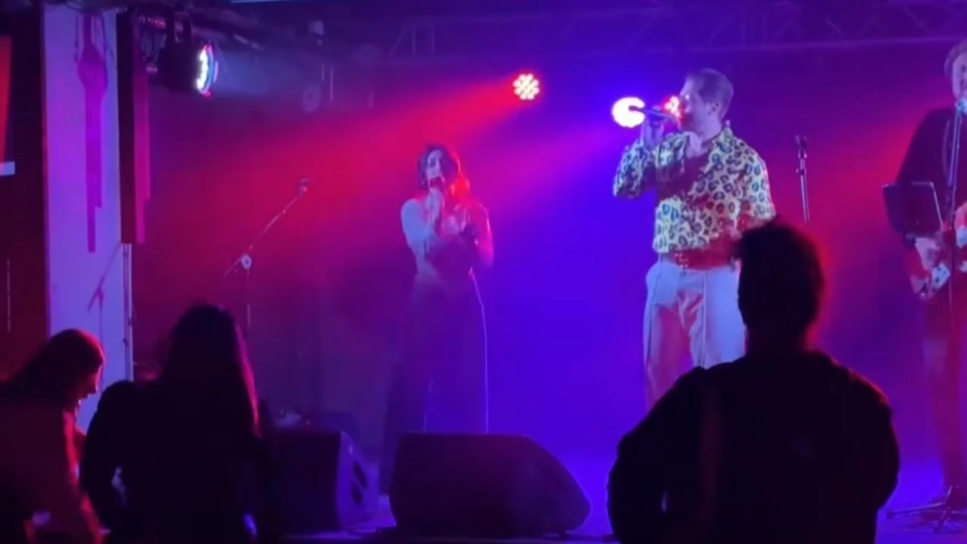 На пръстите на двете ръце: Иво Аръков пее пред рехава публика заради саботаж